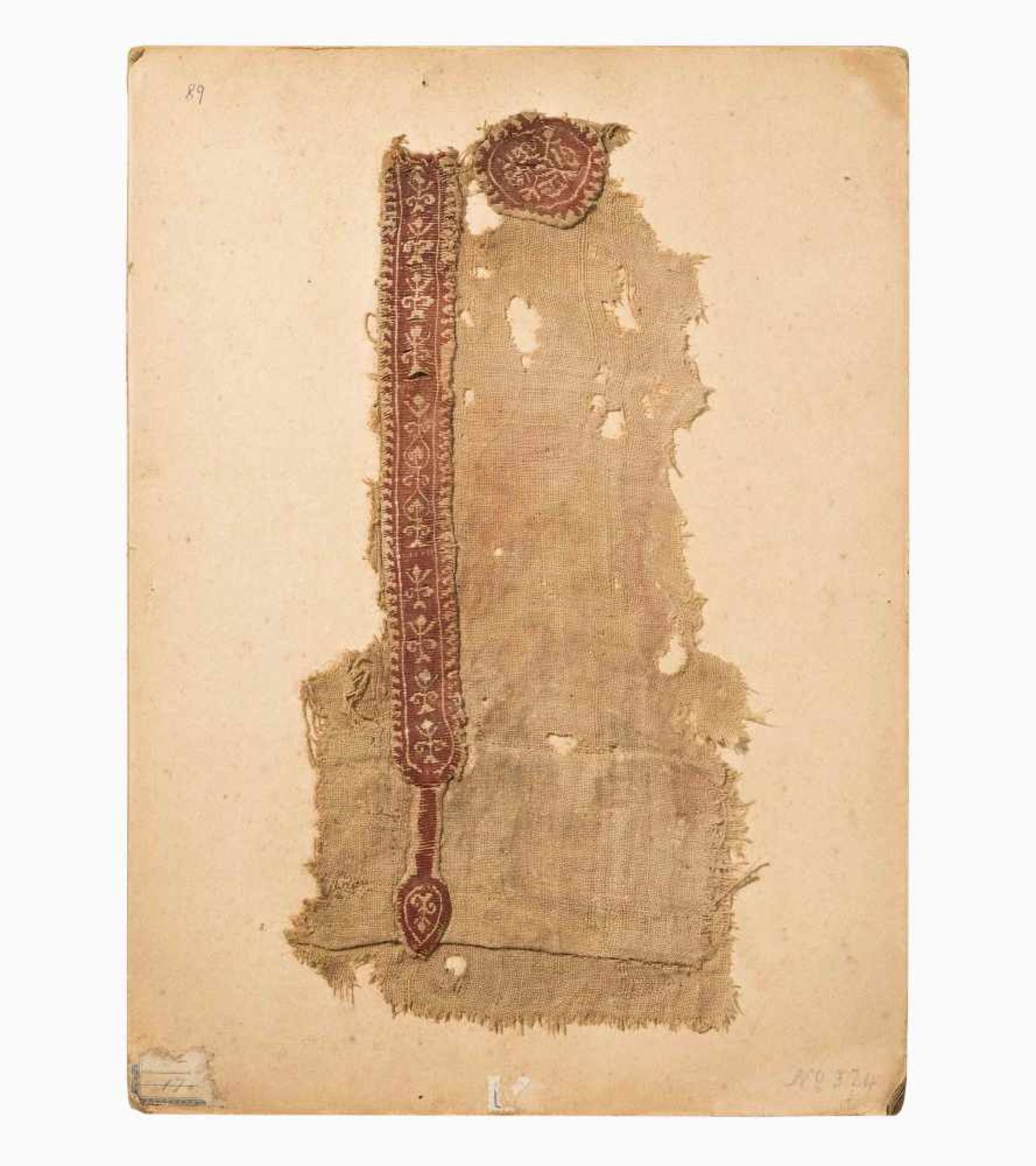 5 Koptische TextilfragmenteAegypten, 3.–5.Jh. n.C. Fünf polychrome Fragmente von Zierstreifen und - Bild 2 aus 5
