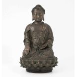 Buddha ShakyamuniChina, Qing-Dynastie. Bronze. Auf Lotossockel sitzender Buddha Shakyamuni, seine
