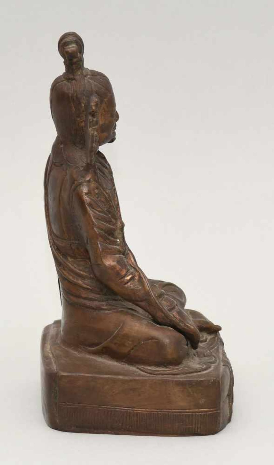 Figur eines GurusTibet/Nepal. Bronze mit Resten einer Vergoldung. Auf einem Kissen in lockerer - Bild 5 aus 7