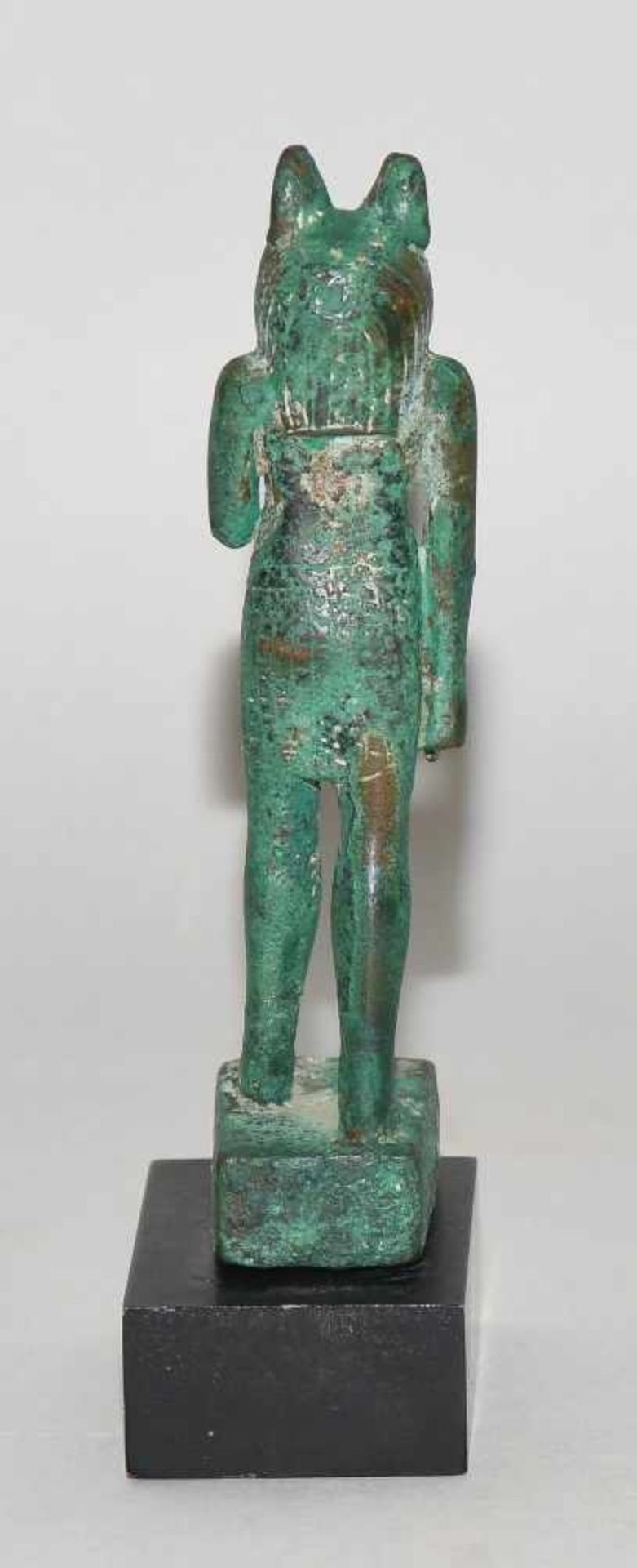 Anubis-StatuetteAegypten, Spätzeit. Bronze. Statuette des stehenden Anubis, Schutzherr der - Bild 4 aus 6