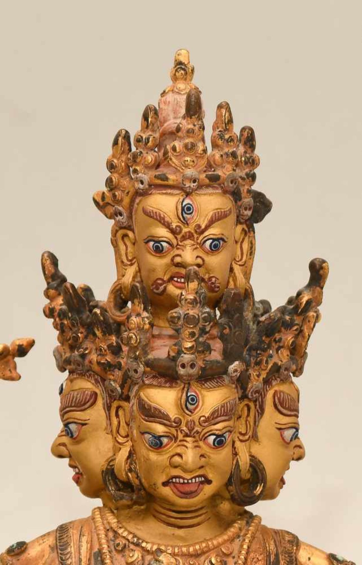 Figur des VajrabhairavaTibet. Bronze, feuervergoldet. Gesichter und Haar kaltbemalt. Zweiteilig. - Bild 9 aus 9