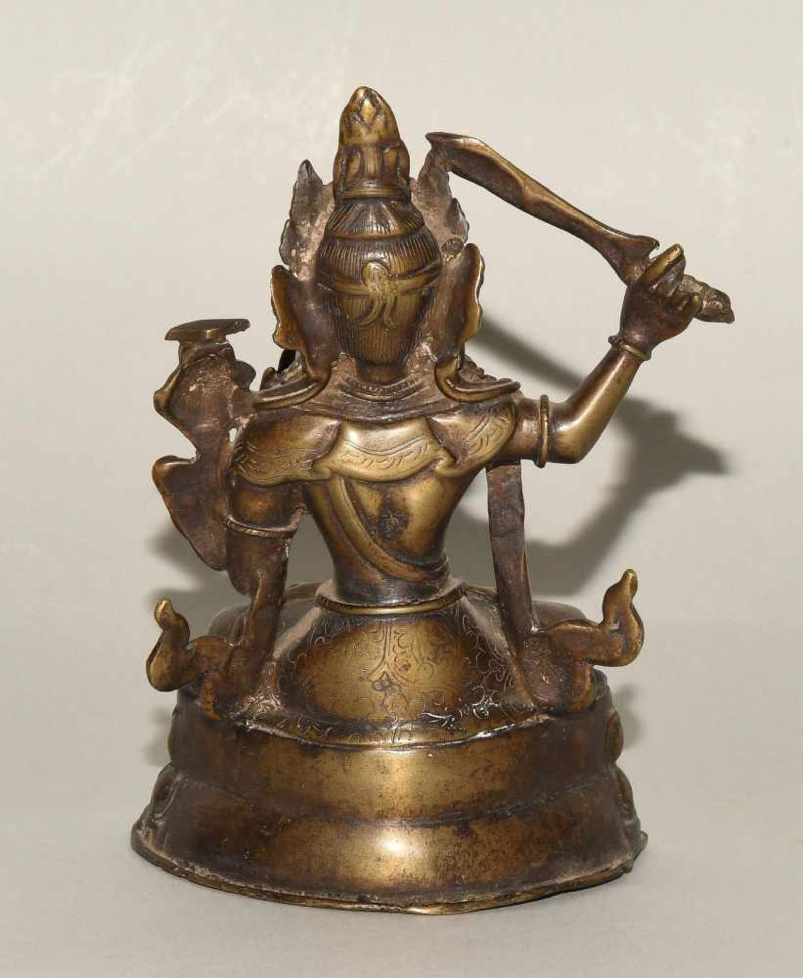 ManjushriNepal. Bronze. Auf doppeltem Lotossockel in padmasana sitzender Manjushri, seine rechte - Bild 4 aus 7