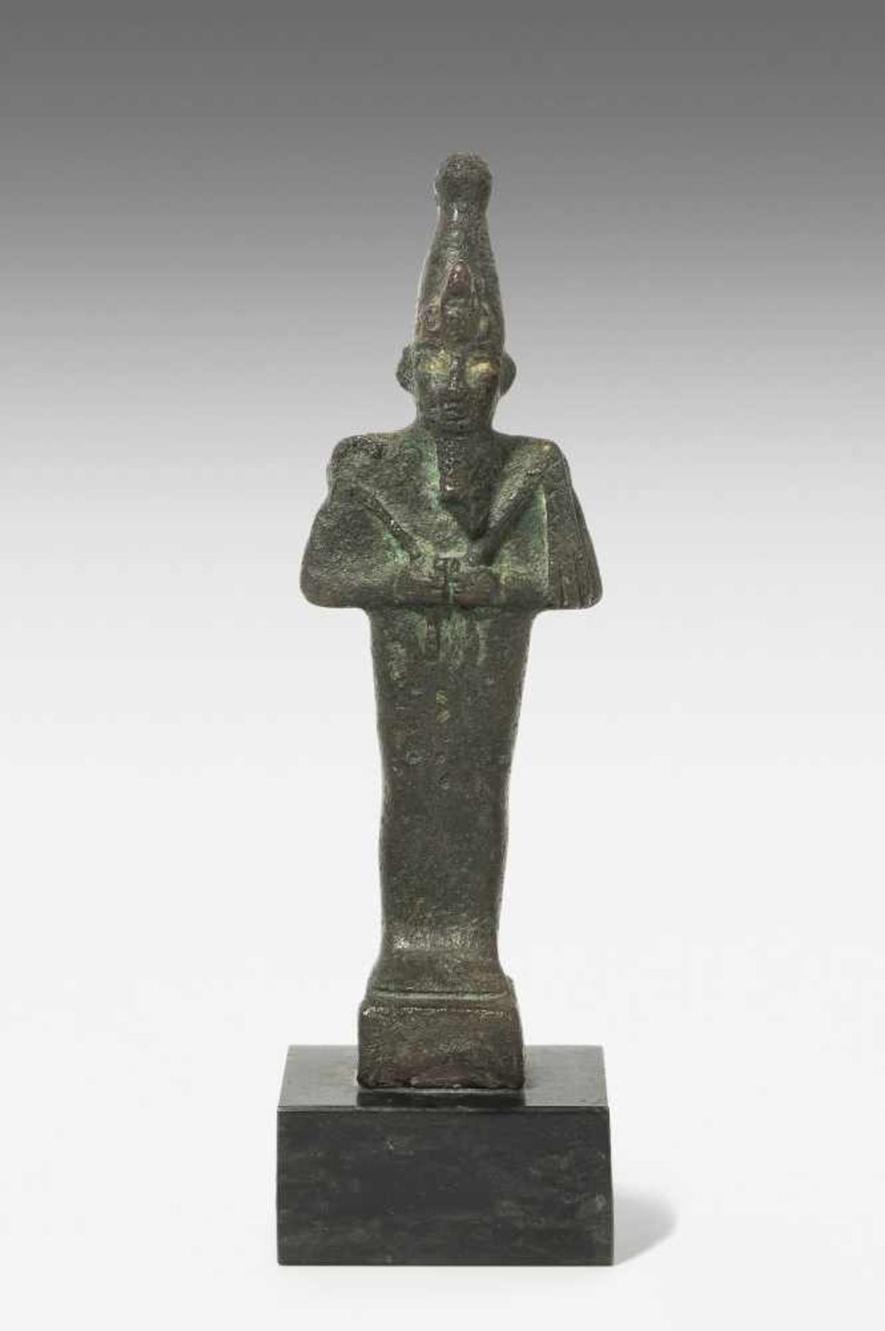 Statuette des OsirisAegypten, Spätzeit, um 600 v.C. Bronzevollguss. Osiris in Mumienform mit