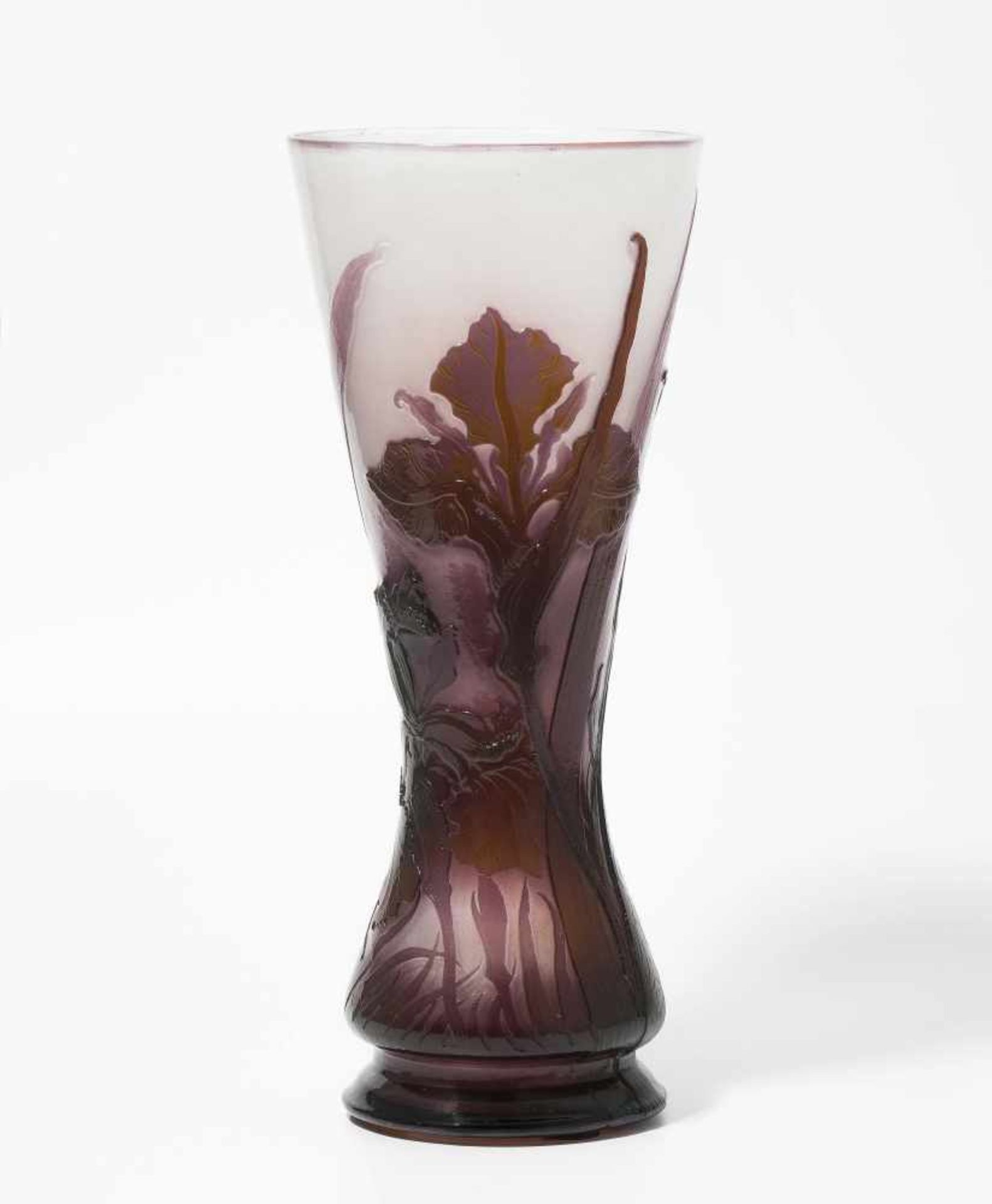 Emile GalléNancy, um 1900. Vase. Farbloses Glas, innen milchigweiss, aussen violett und grün