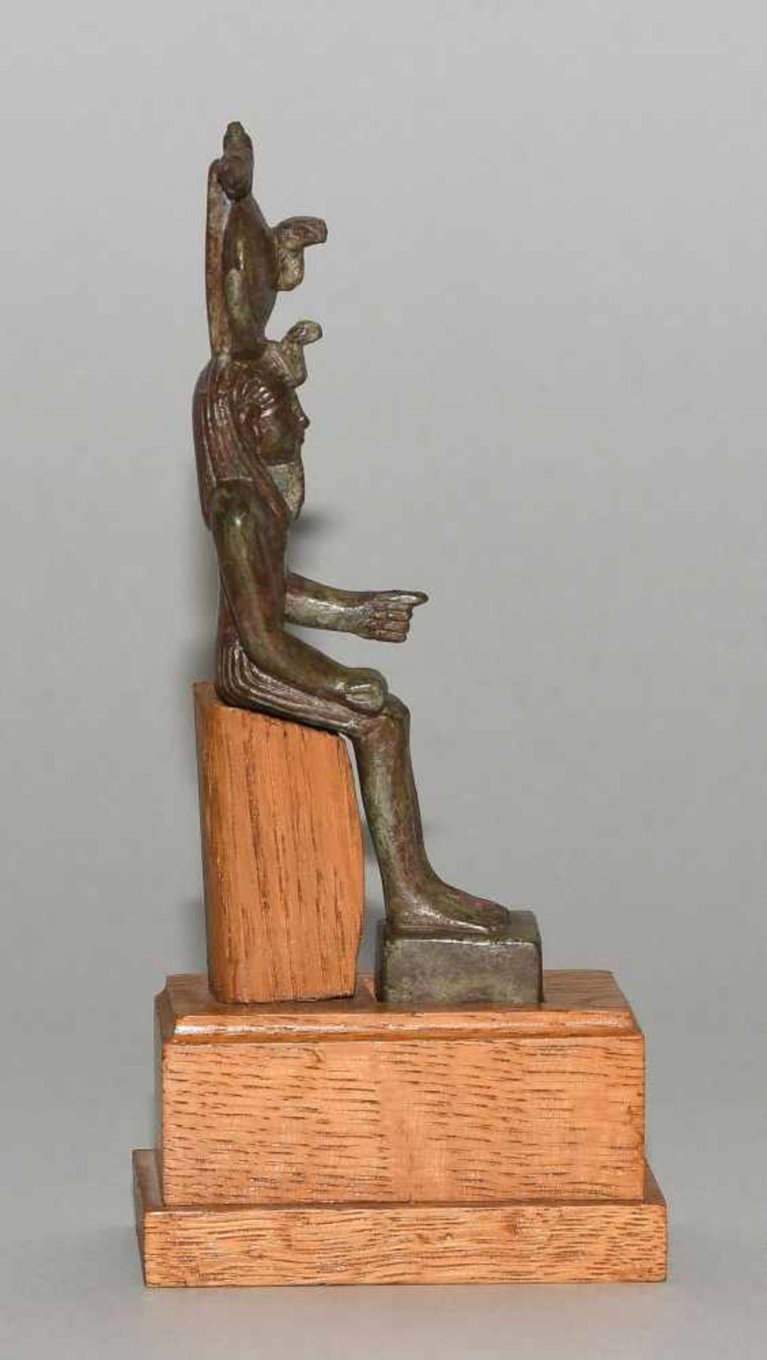 Sitzender Khonsu mit MondscheibeAegypten, Spätzeit, 664–332 B.C. Bronzevollguss. Feine Darstellung - Bild 5 aus 8