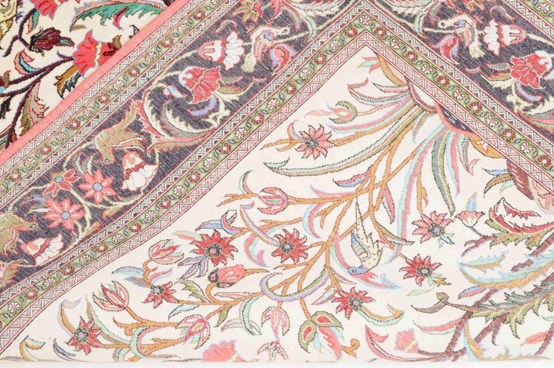 Ghom-SeideZ-Persien, um 1980. Flormaterial reine Seide. Das dekorative beige Mittelfeld ist - Bild 7 aus 9