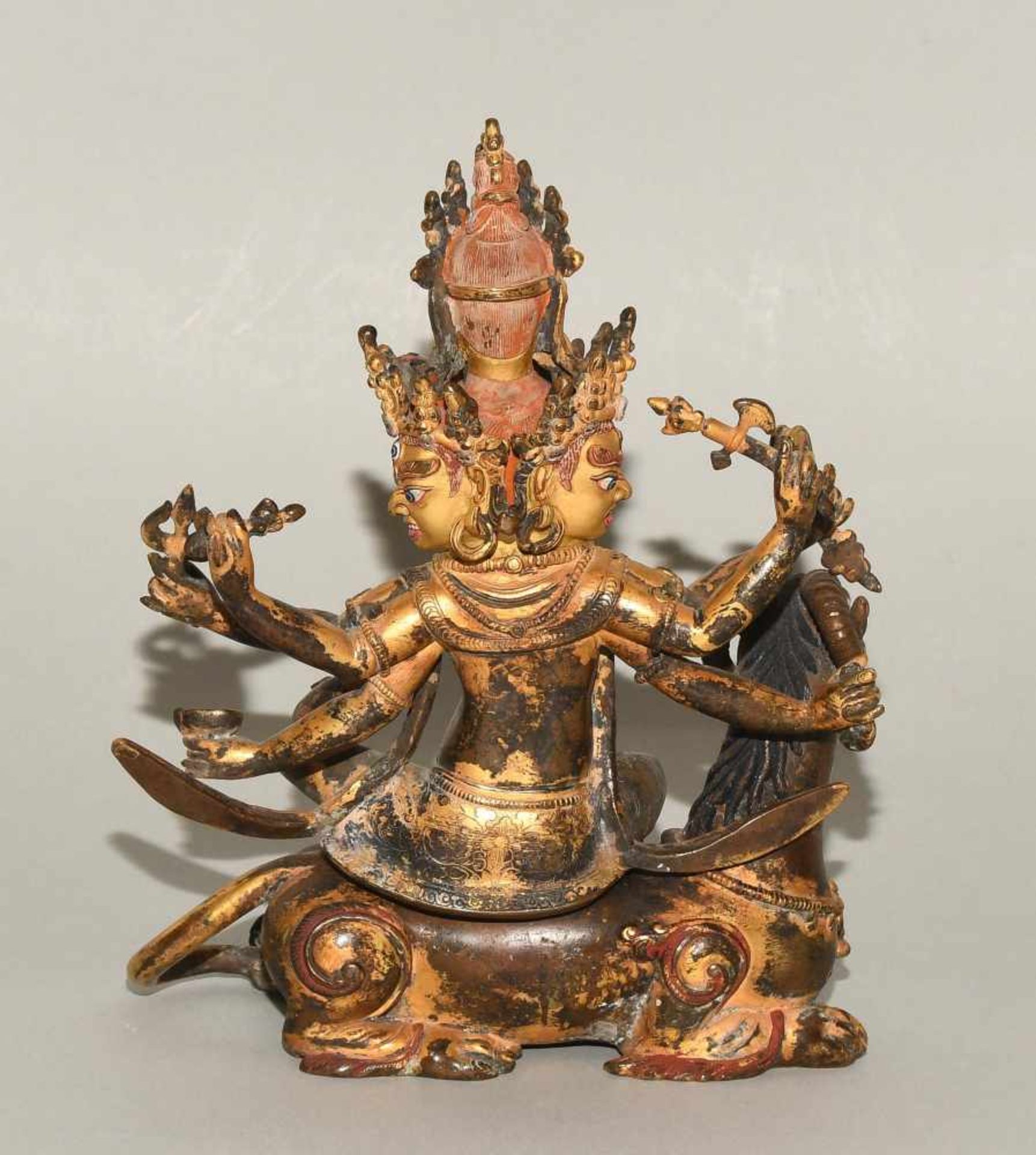 Figur des VajrabhairavaTibet. Bronze, feuervergoldet. Gesichter und Haar kaltbemalt. Zweiteilig. - Bild 4 aus 9