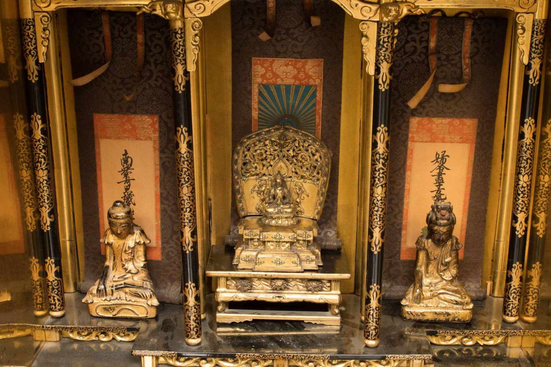 Buddhistischer Hausaltar (Butsudan)Japan, 20.Jh. Holz, schwarz lackiert und vergoldet. Frontal mit - Bild 4 aus 6