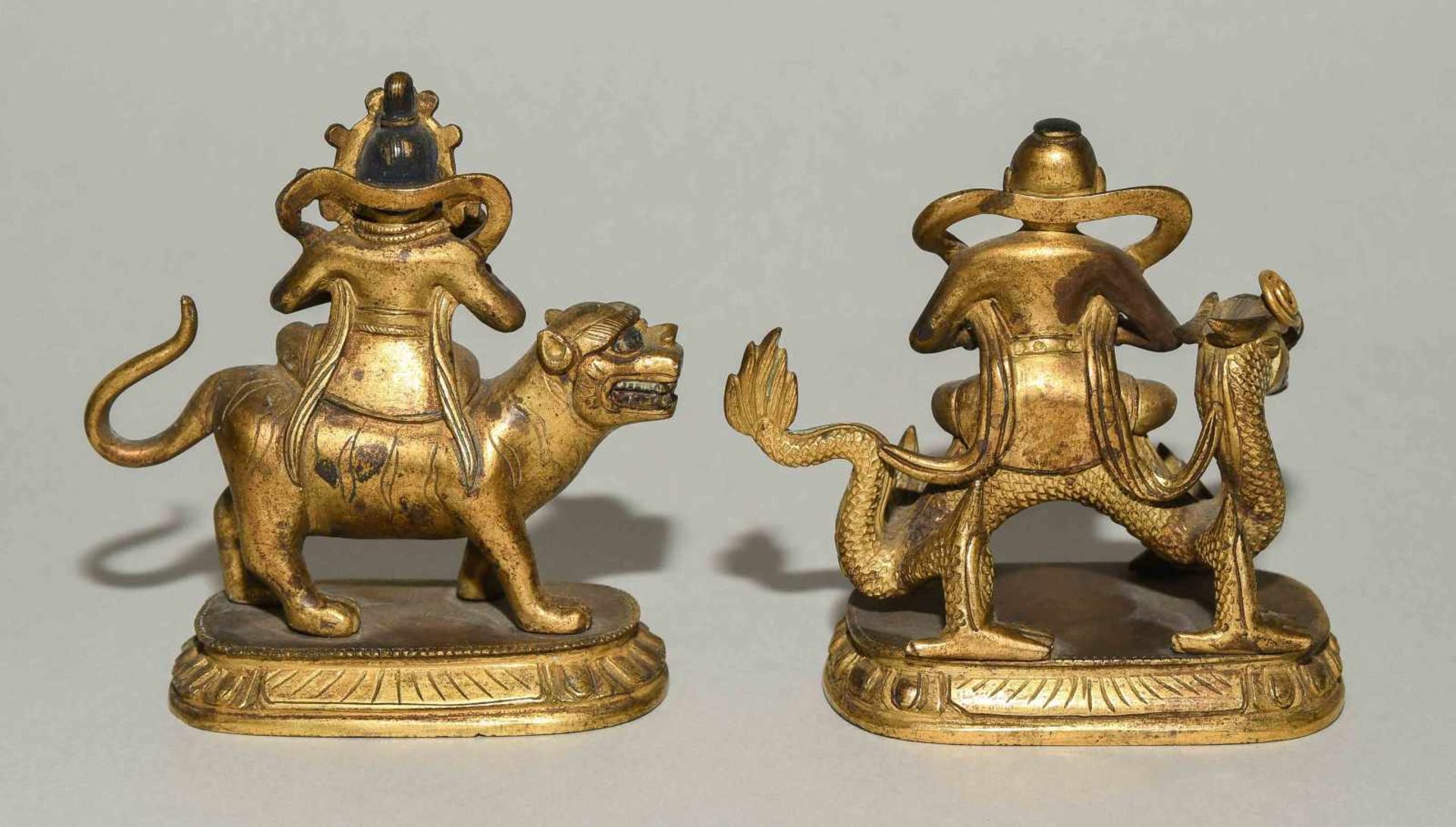 Lot: 2 kleine FigurenSinotibetisch. Feuervergoldete Bronze. Figur des Mahakalas sitzend auf einem - Bild 4 aus 7