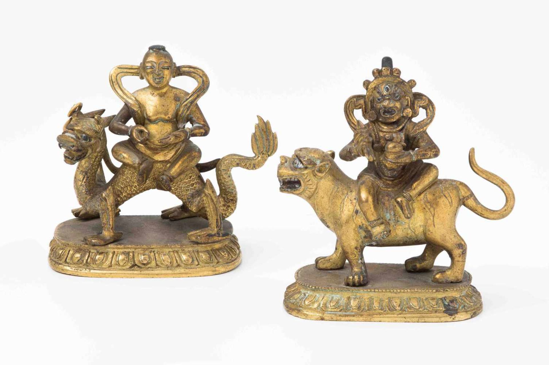 Lot: 2 kleine FigurenSinotibetisch. Feuervergoldete Bronze. Figur des Mahakalas sitzend auf einem