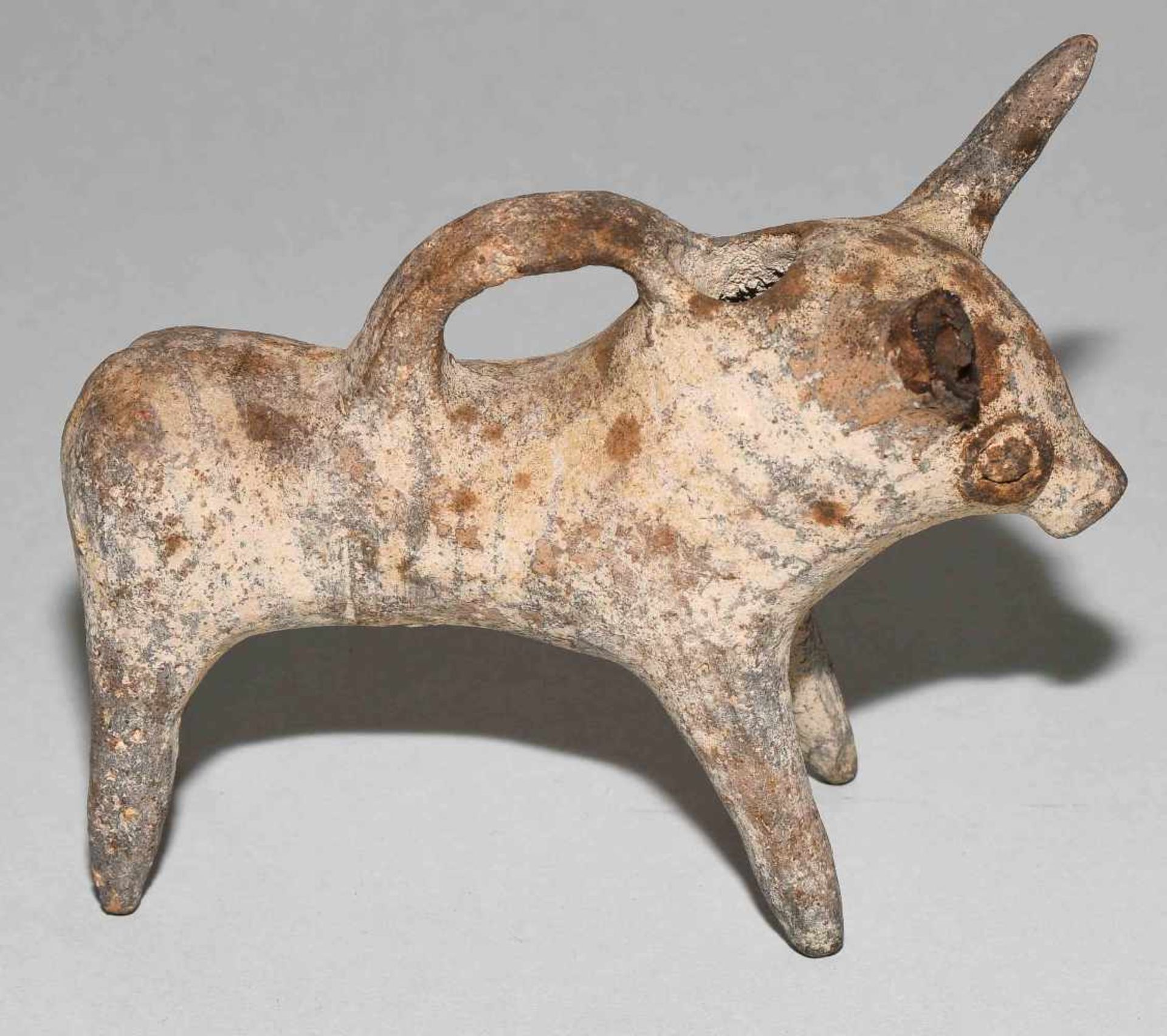 Stier-AskosZypern, späte Bronzezeit, ca. 1400–1200 v.C. Ton mit dunkler Bemalung. Stier der "Base - Bild 5 aus 10