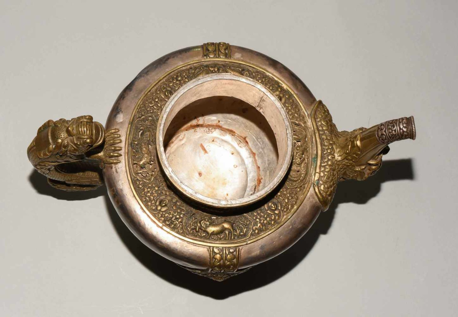 Grosse KanneTibet, 19.Jh. Kanne aus Silber mit fein ziselierten und duchbrochen gearbeiteten - Bild 13 aus 15