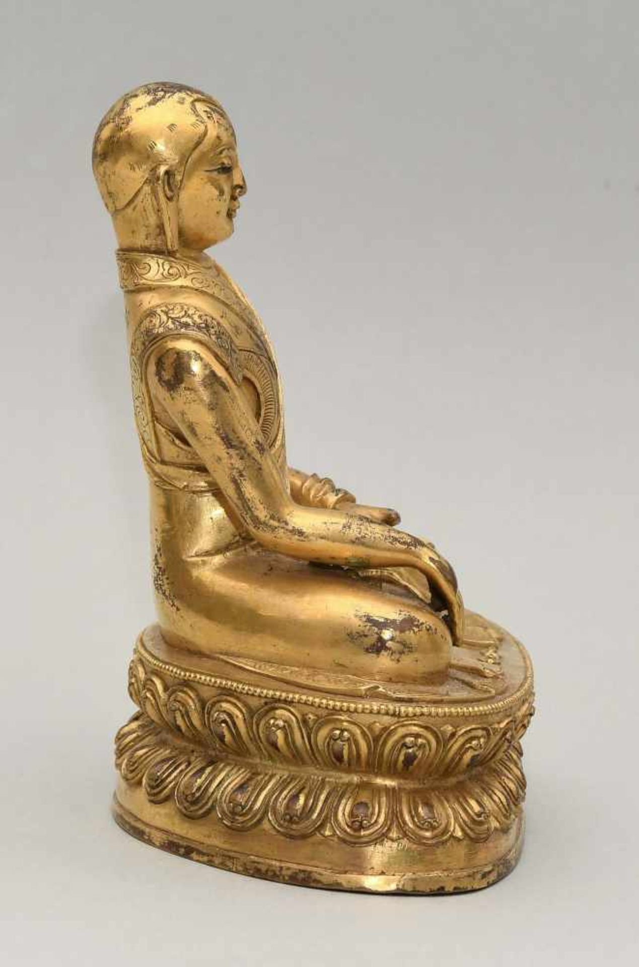 Figur eines LamasSinotibetisch, 20.Jh. Feuervergoldete Bronze. Auf doppeltem Lotossockel in - Bild 5 aus 7