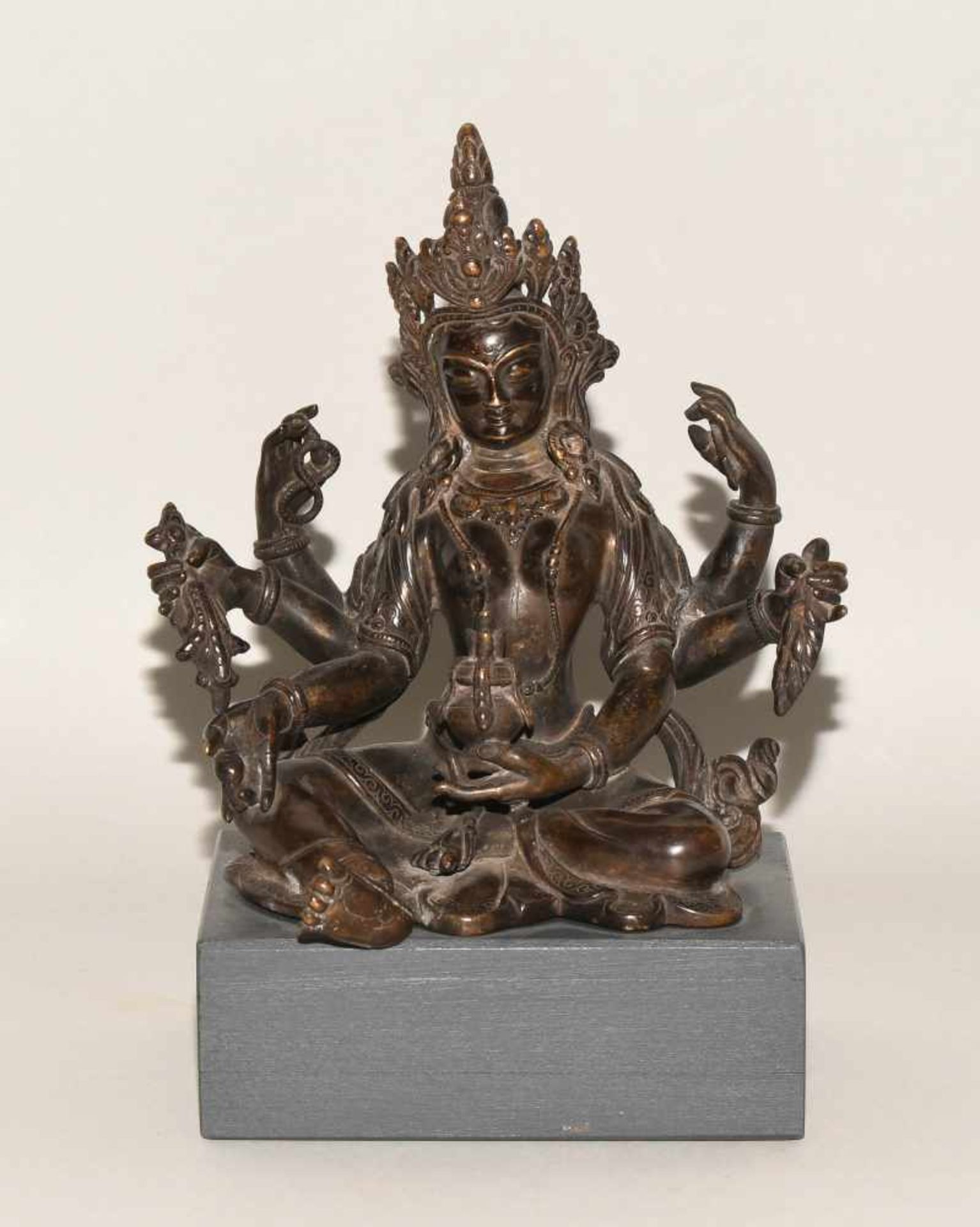 Figur der VasudharaNepal, 19./20.Jh. Bronze, dunkel brüniert. Die Göttin des Wohlstands ist - Bild 2 aus 8