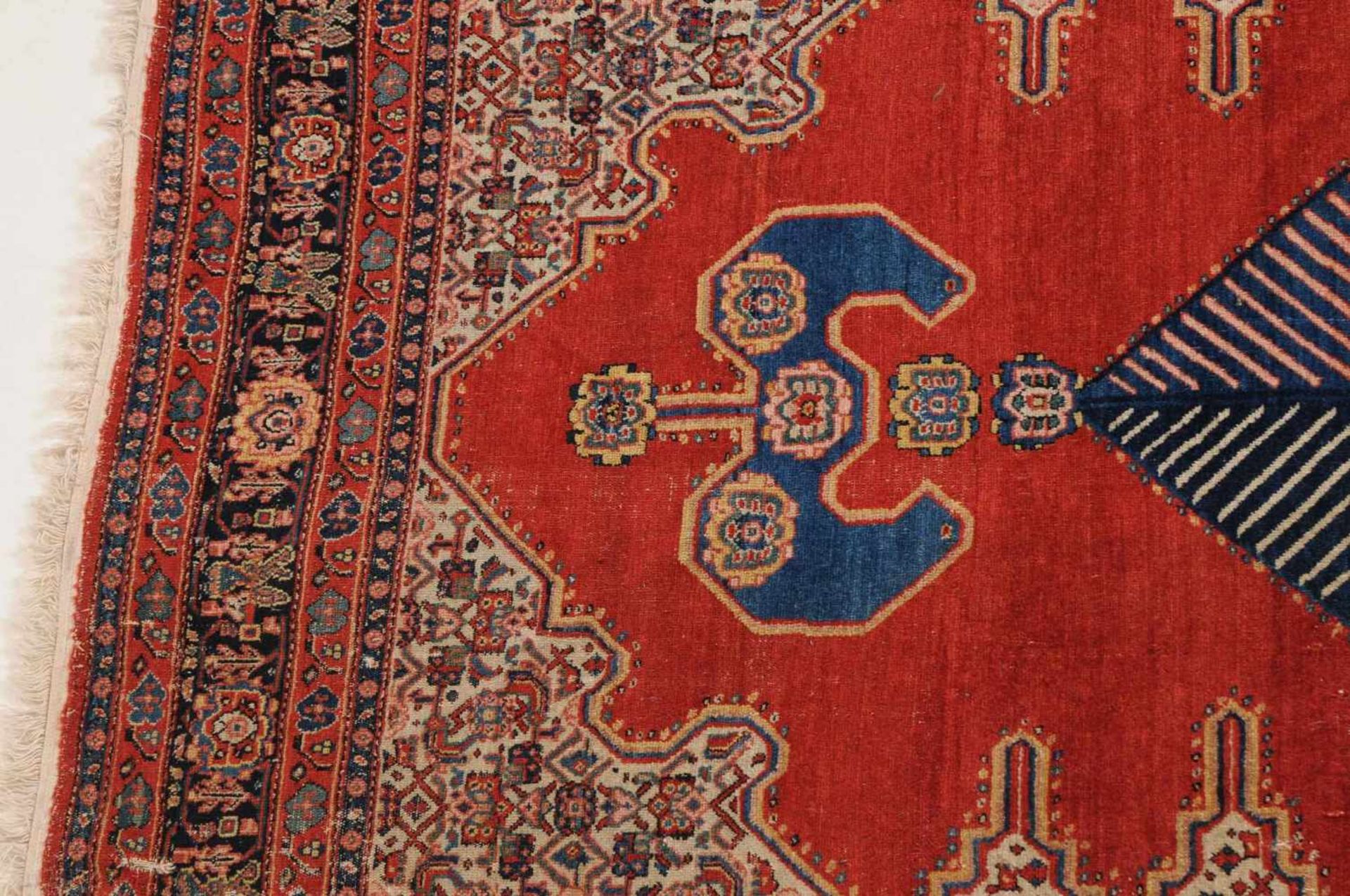 SenneW-Persien, um 1910. Im ruhigen ziegelroten Feld figuriert eine elegant angelegte blaue - Bild 6 aus 11