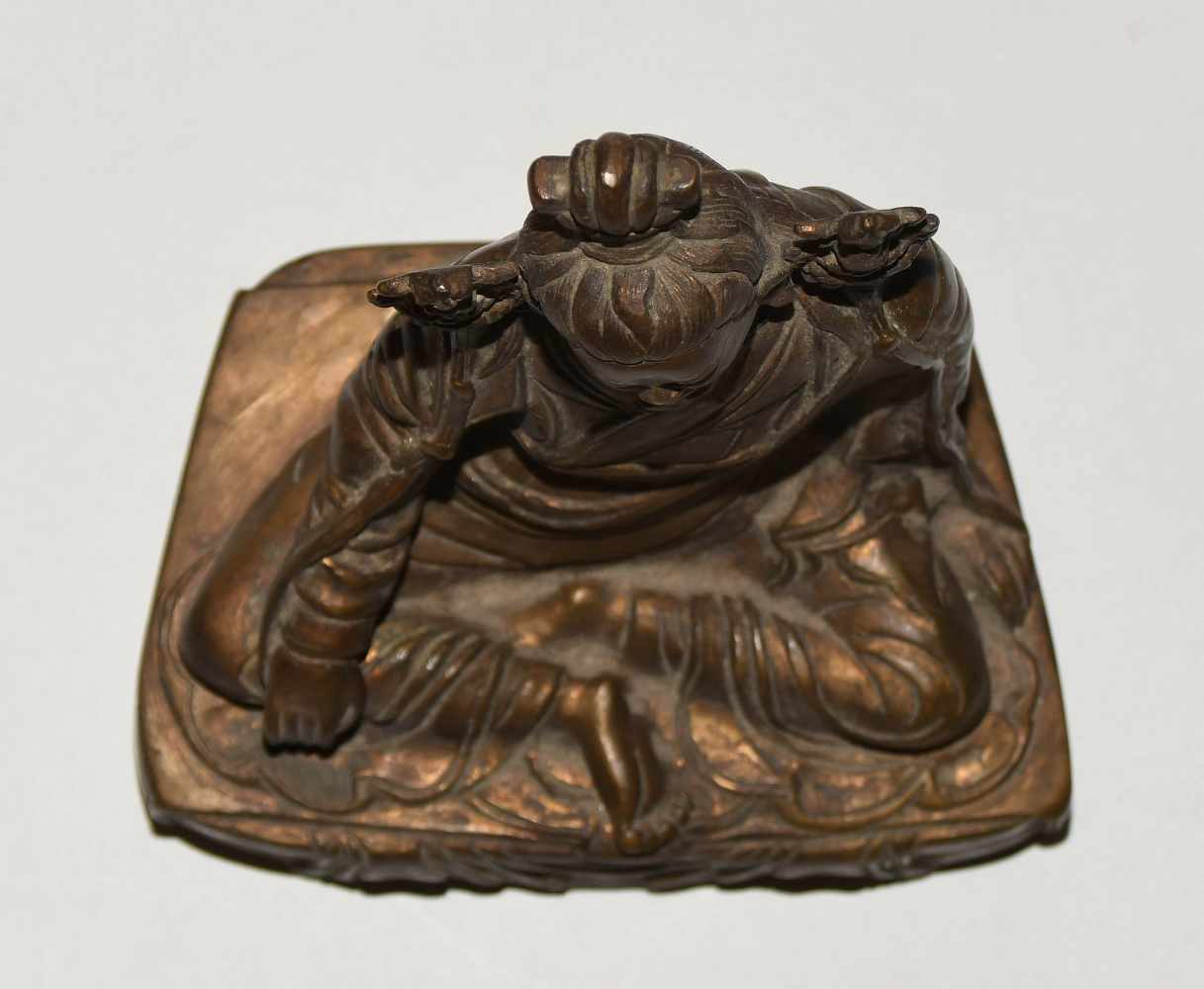 Figur eines GurusTibet/Nepal. Bronze mit Resten einer Vergoldung. Auf einem Kissen in lockerer - Image 6 of 7