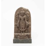 Kleine SteleIndien. Sandstein. Darstellung des stehenden Vishnu. H 22 cm. Montiert auf schwarzem