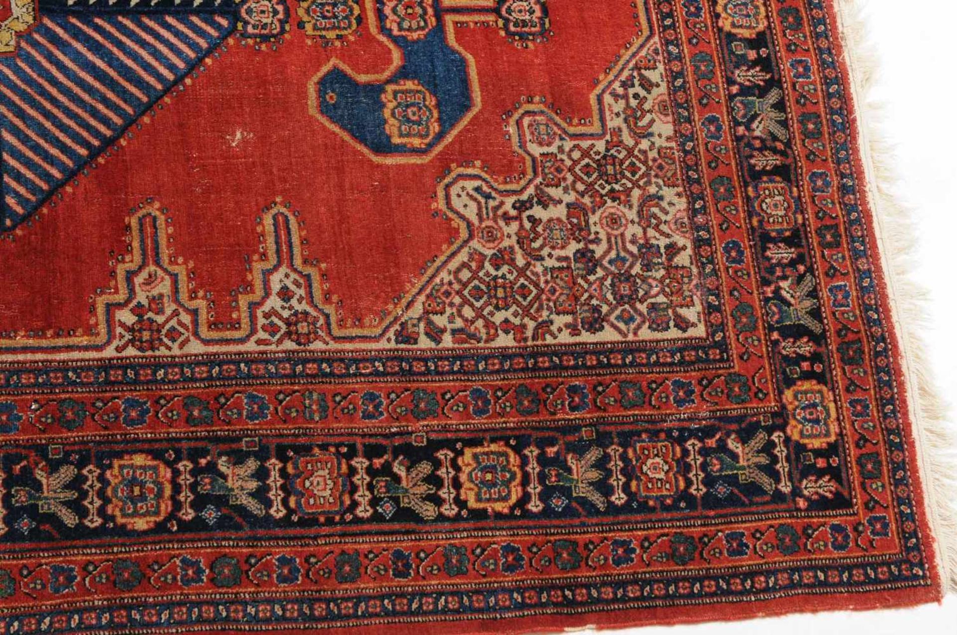 SenneW-Persien, um 1910. Im ruhigen ziegelroten Feld figuriert eine elegant angelegte blaue - Bild 10 aus 11