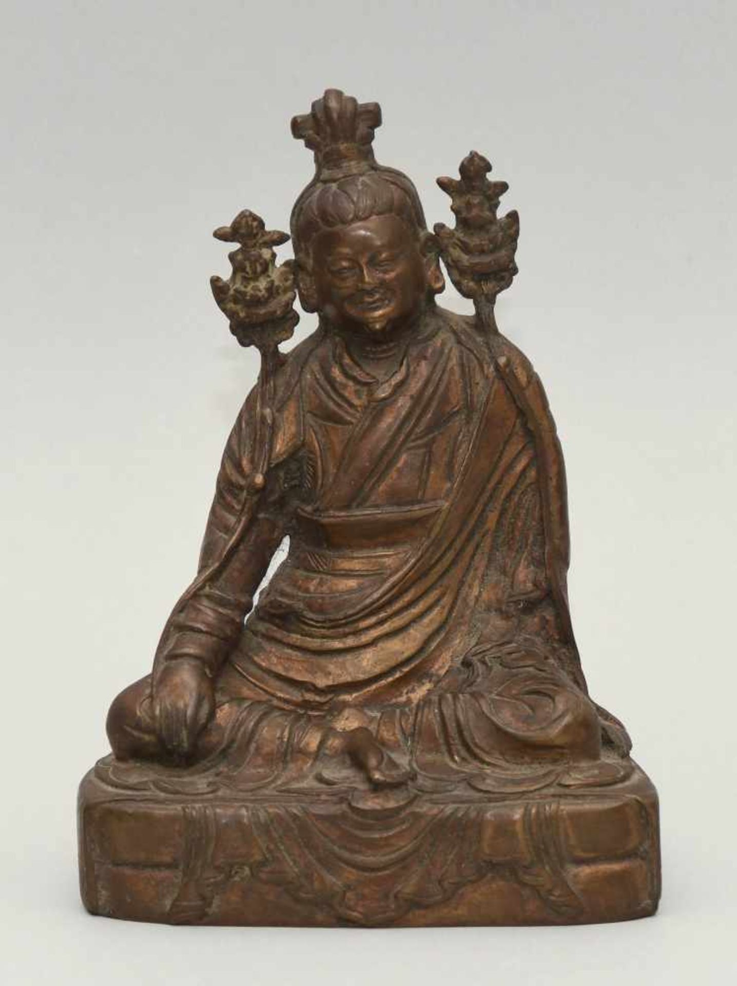Figur eines GurusTibet/Nepal. Bronze mit Resten einer Vergoldung. Auf einem Kissen in lockerer - Bild 2 aus 7