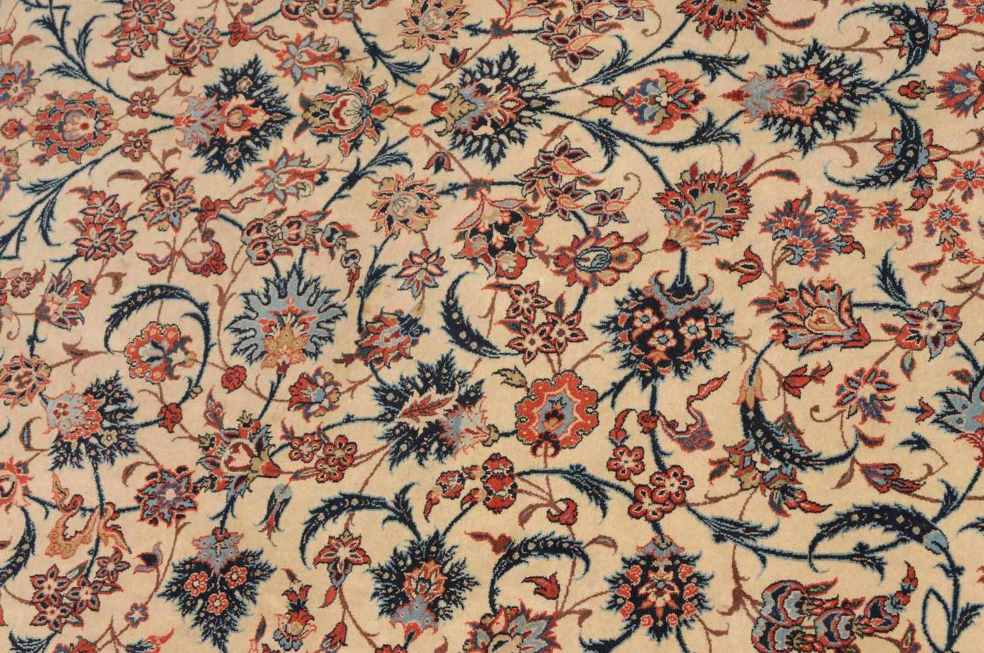 IsfahanZ-Persien, um 1910. Flormaterial Korkwolle. Feines filigranes Dekor. Das helle Mittelfeld ist - Bild 8 aus 12