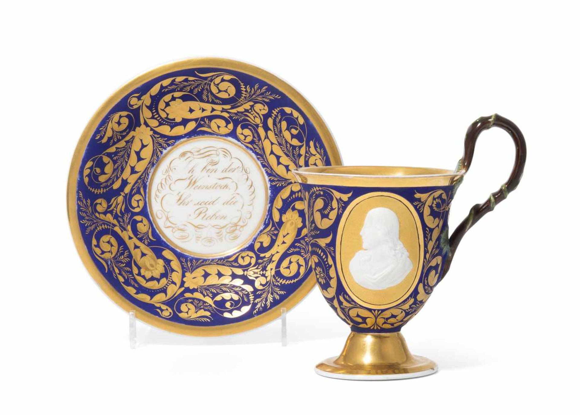 KPM BerlinUm 1820. Tasse mit Untertasse. Porzellan, matter blauer Fond mit goldenen Ranken, auf