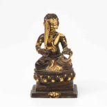 Figur des AcalaTibet. Bronze, teilvergoldet. Auf Lotossockel sitzende Figur des Acala, in der