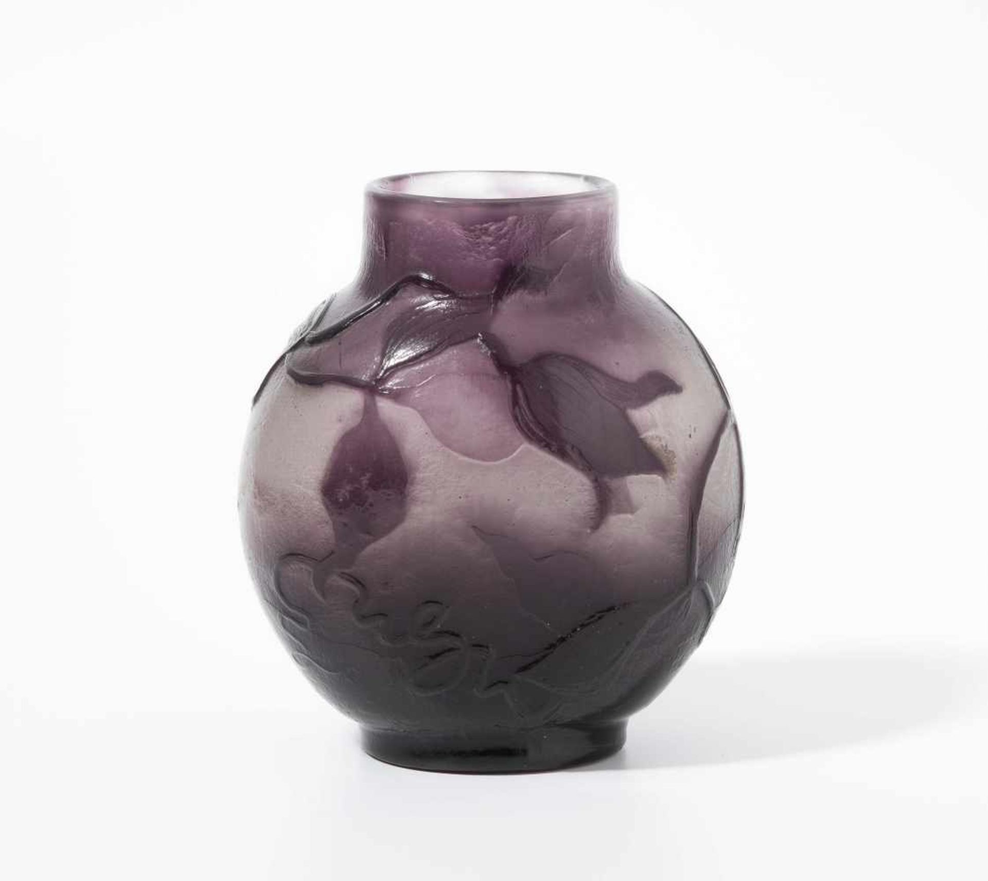 Emile Gallé Nancy, um 1895. Vase. Farbloses Glas mit milchigweissen Pulvereinschmelzungen, aussen