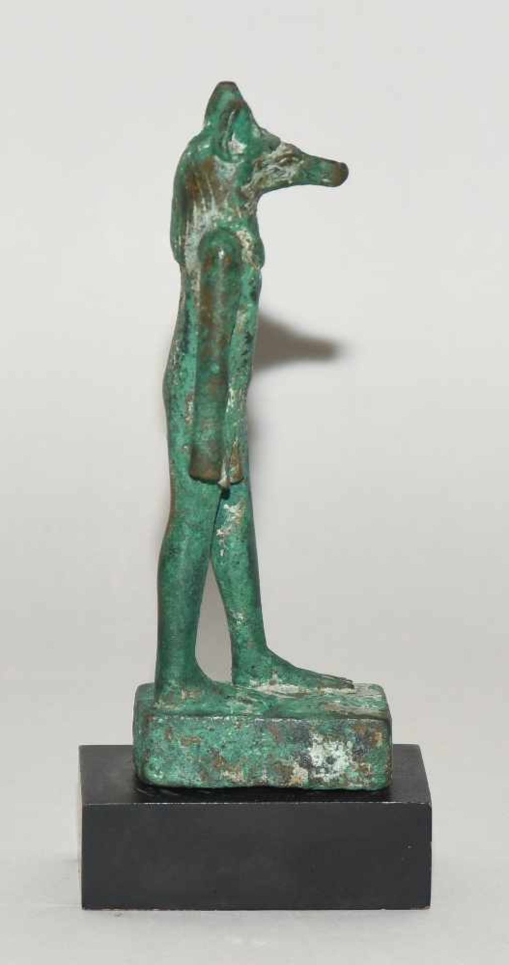 Anubis-StatuetteAegypten, Spätzeit. Bronze. Statuette des stehenden Anubis, Schutzherr der - Bild 5 aus 6