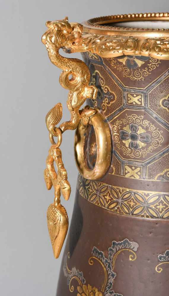 PrunkvaseJapan, um 1900. Kutani. Bronze-imitierender floraler 'Kinrande'-Dekor mit Phönixen. - Image 16 of 20