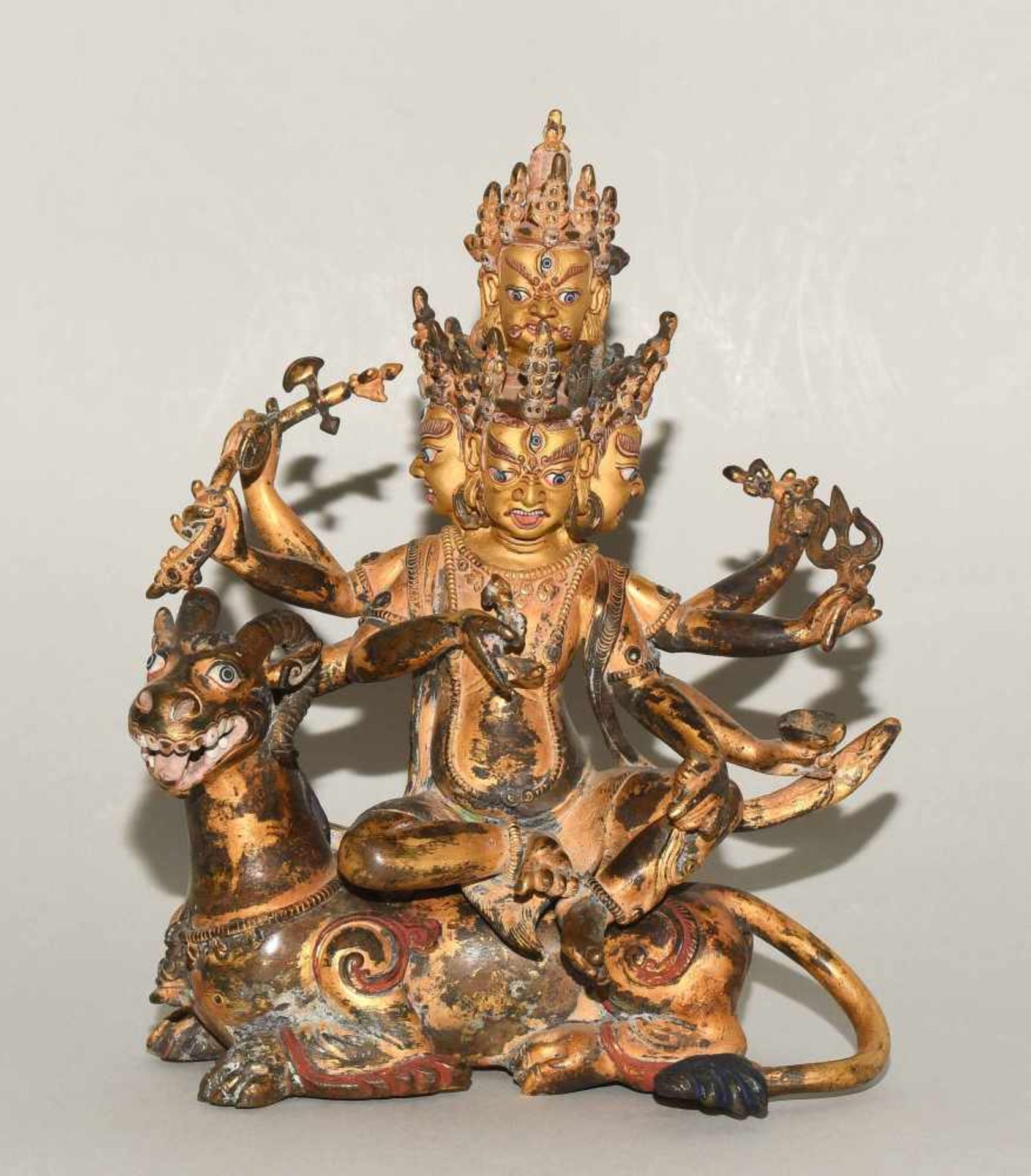 Figur des VajrabhairavaTibet. Bronze, feuervergoldet. Gesichter und Haar kaltbemalt. Zweiteilig. - Bild 2 aus 9