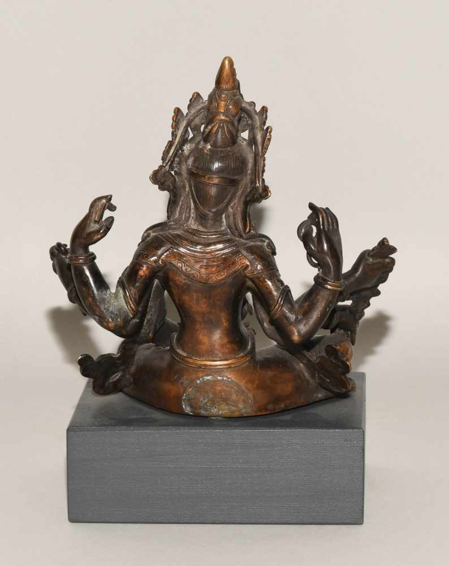 Figur der VasudharaNepal, 19./20.Jh. Bronze, dunkel brüniert. Die Göttin des Wohlstands ist - Bild 4 aus 8
