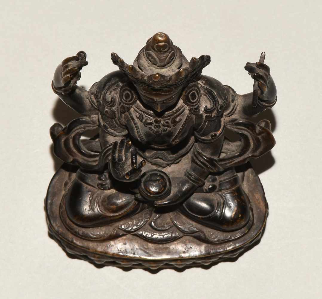 Vierarmiger BodhisattvaNepal, 19./20.Jh. Bronze. Auf Lotossockel sitzender vierarmiger - Image 6 of 7