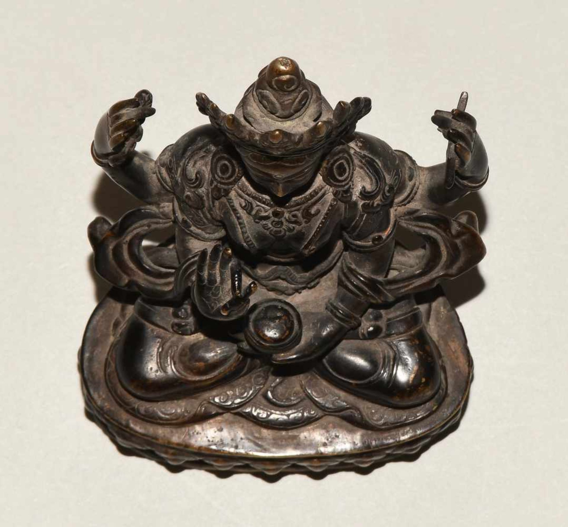 Vierarmiger BodhisattvaNepal, 19./20.Jh. Bronze. Auf Lotossockel sitzender vierarmiger - Bild 6 aus 7