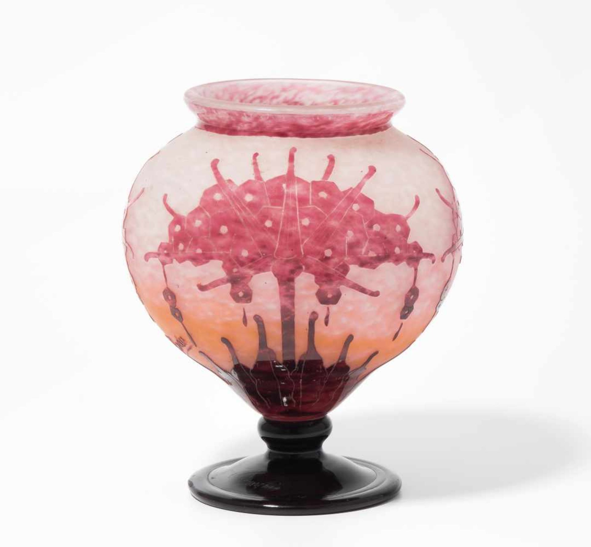 SchneiderEpinay-sur-Seine, um 1927–1928. Fussvase "Rhododendrons". Farbloses Glas mit milchigweissen