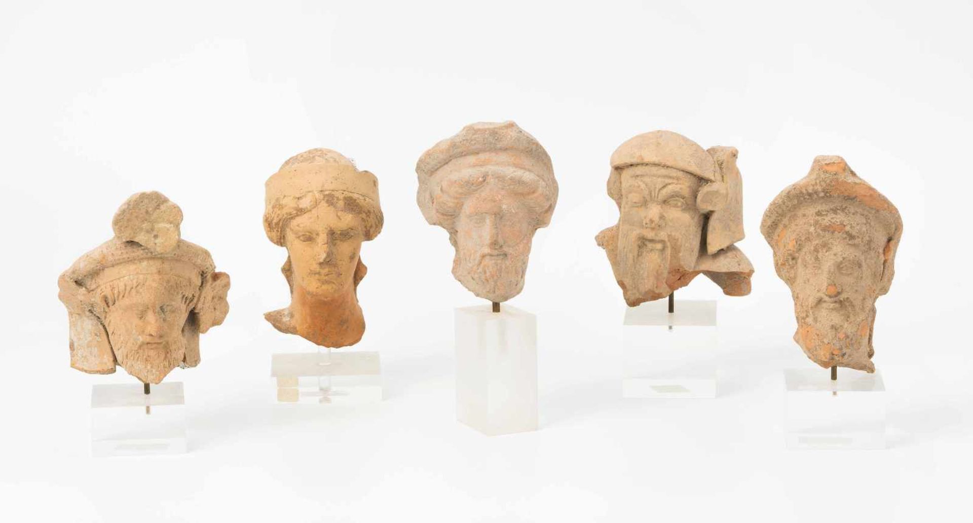 5 Terrakotta-KöpfeGriechisch, Tarent, 5.Jh. v.C. Terrakotta. Kopf einer jungen Frau mit Haarband,