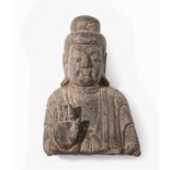 Fragment einer BuddhafigurChina, in der Art der Nördlichen Wei-Dynastie. Dunkelgrauer Stein.