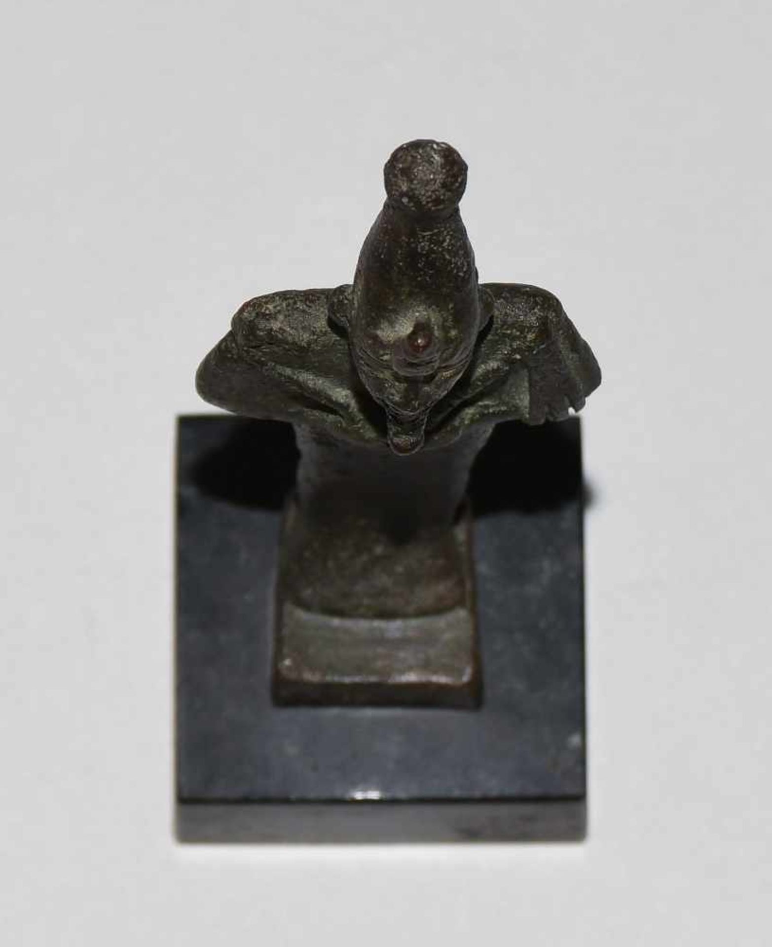 Statuette des OsirisAegypten, Spätzeit, um 600 v.C. Bronzevollguss. Osiris in Mumienform mit - Bild 6 aus 6