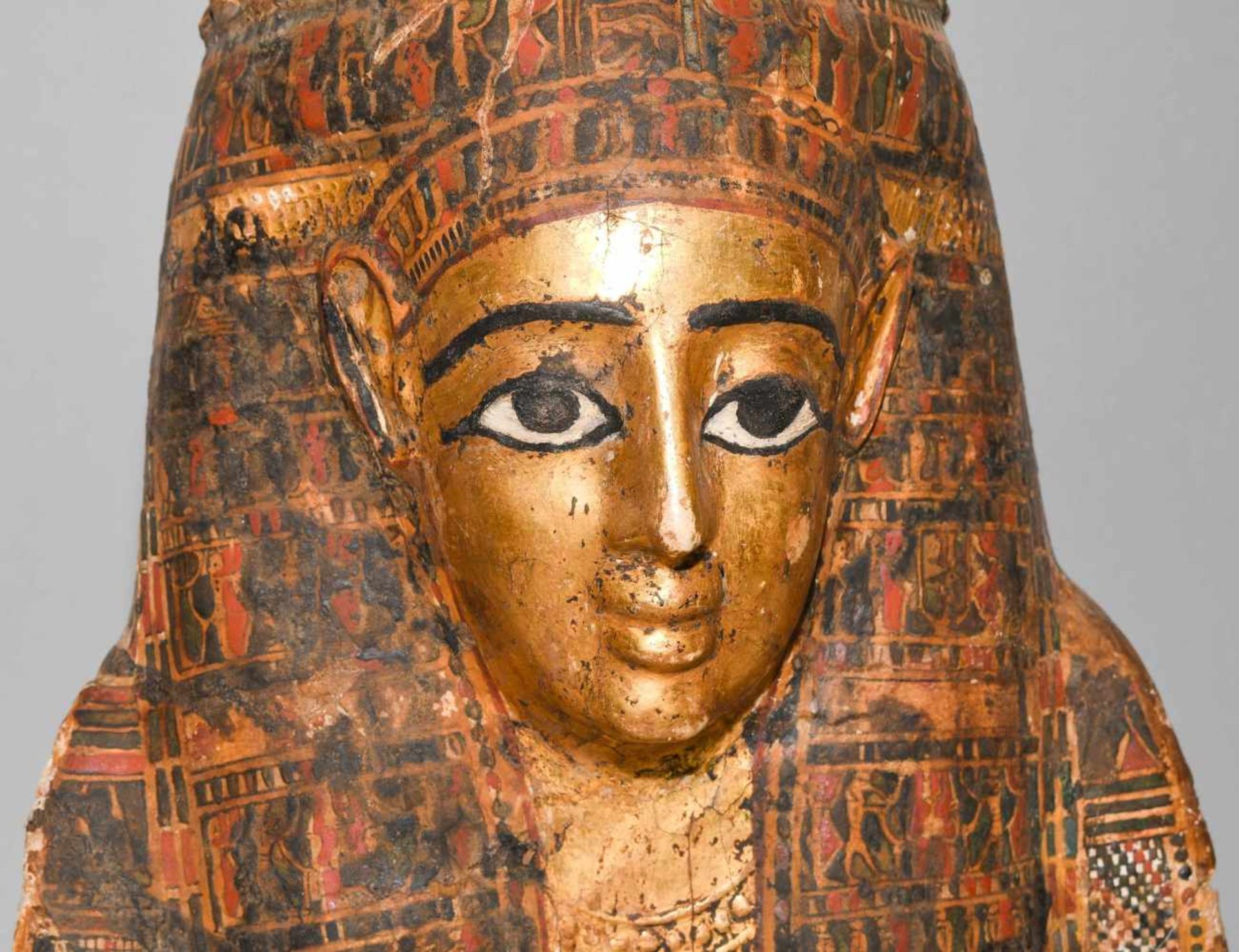 MumienmaskeAegypten, römisch, 1.–2.Jh. n.C. Kartonnage mit Stuck überzogen und polychrom bemalt - Bild 9 aus 10