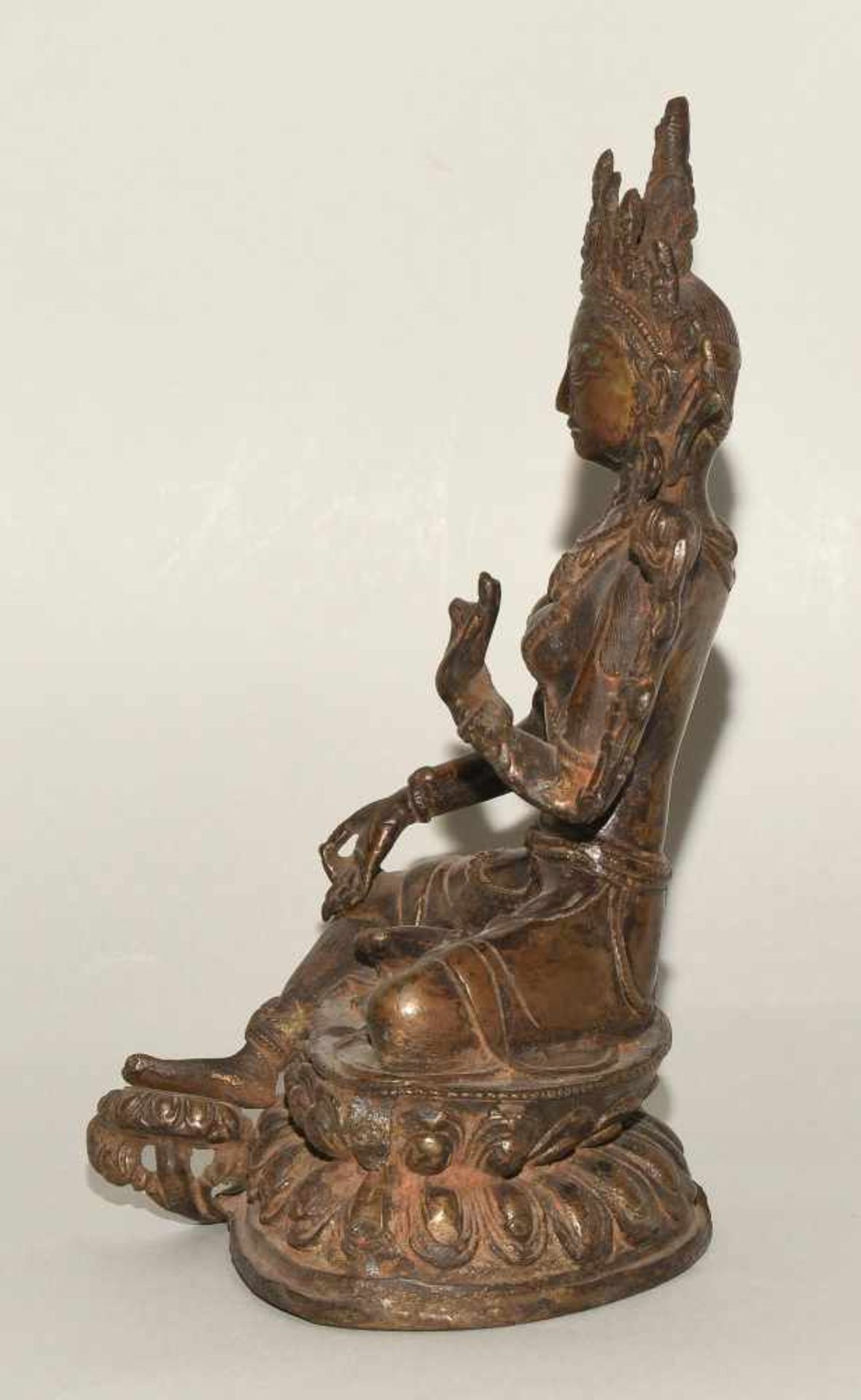 Figur der Grünen TaraNepal. Bronze mit Resten einer Vergoldung und roten Fassung. Auf doppeltem - Bild 3 aus 8