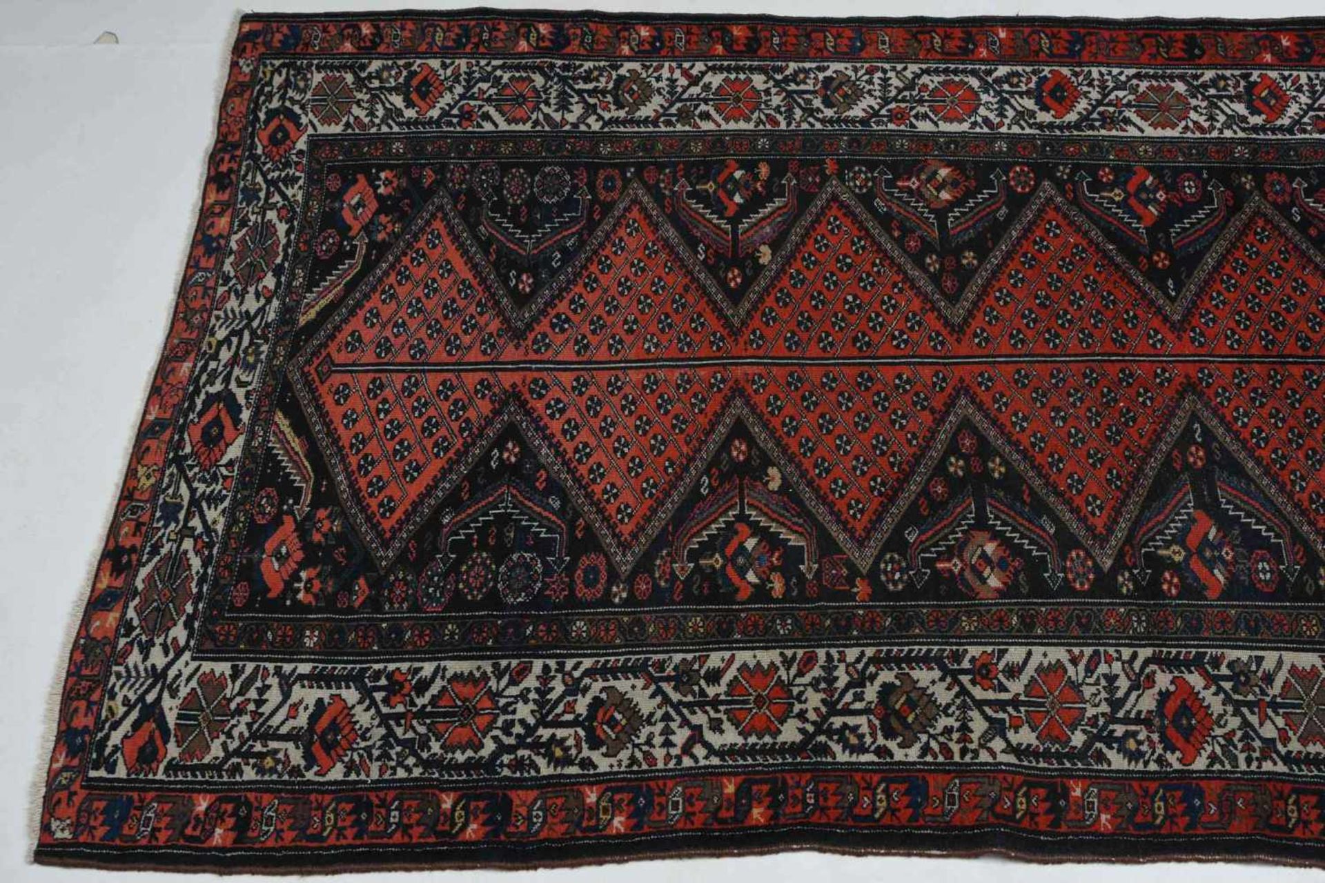 MalayerZ-Persien, datiert mit "1331" = 1913. Im orange-roten Mittelfeld ruht ein rautenförmig - Bild 5 aus 12