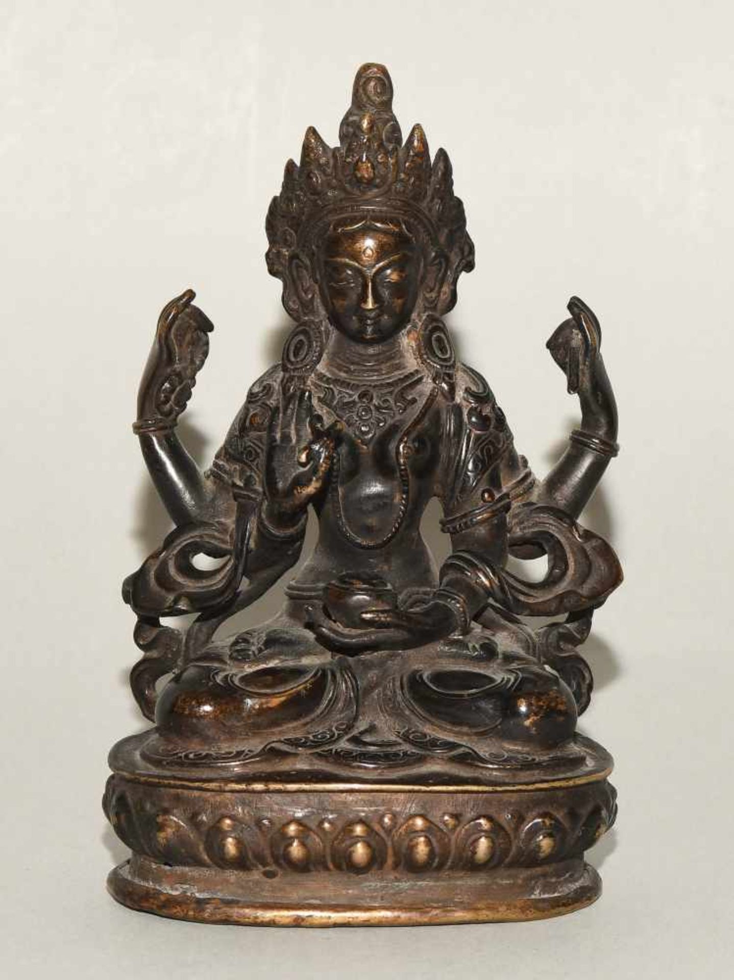 Vierarmiger BodhisattvaNepal, 19./20.Jh. Bronze. Auf Lotossockel sitzender vierarmiger - Bild 2 aus 7