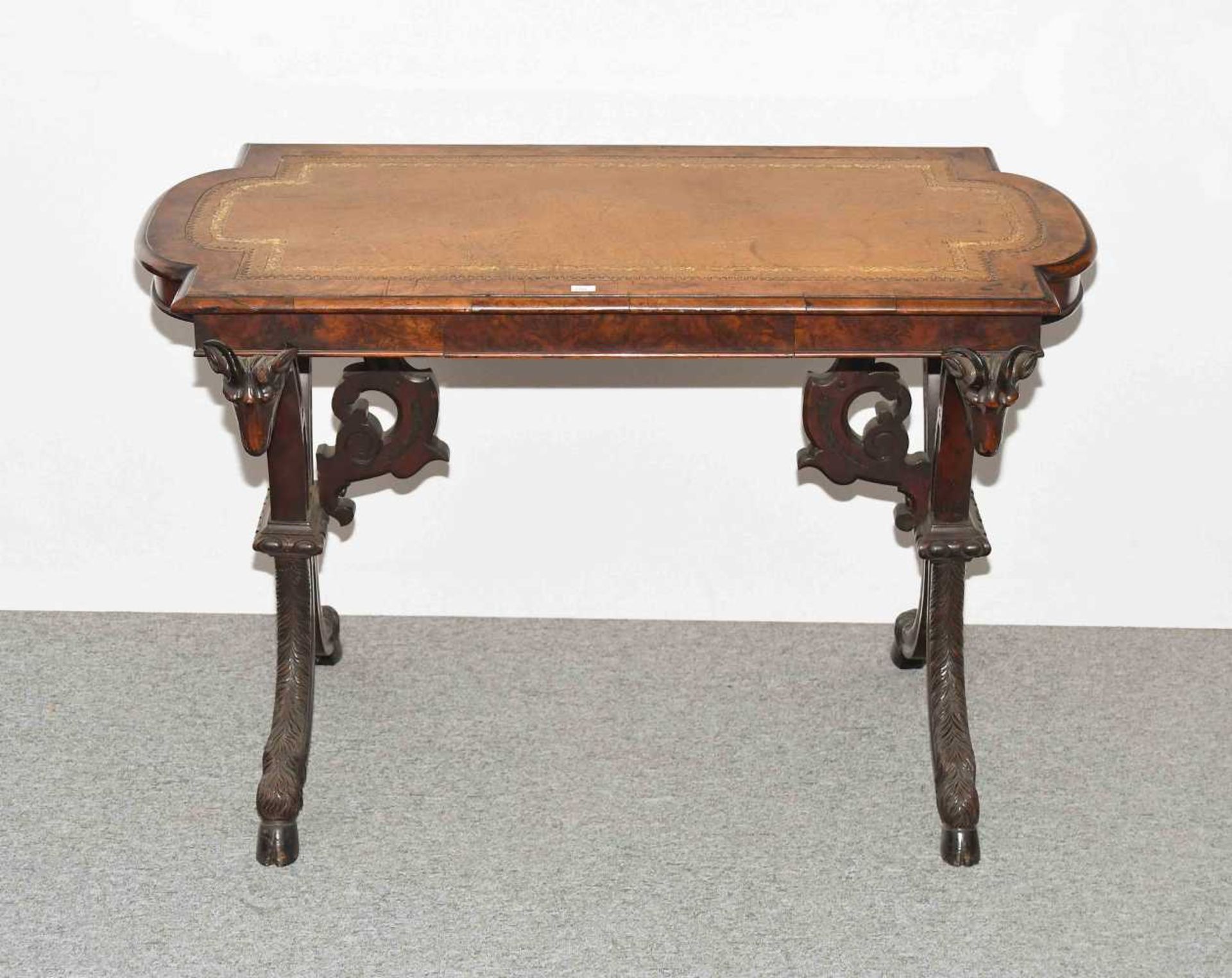 Sofa Table Victorian ca. 1840. England. Nussbaum. X-förmiges Fussgestell mit beschnitzten