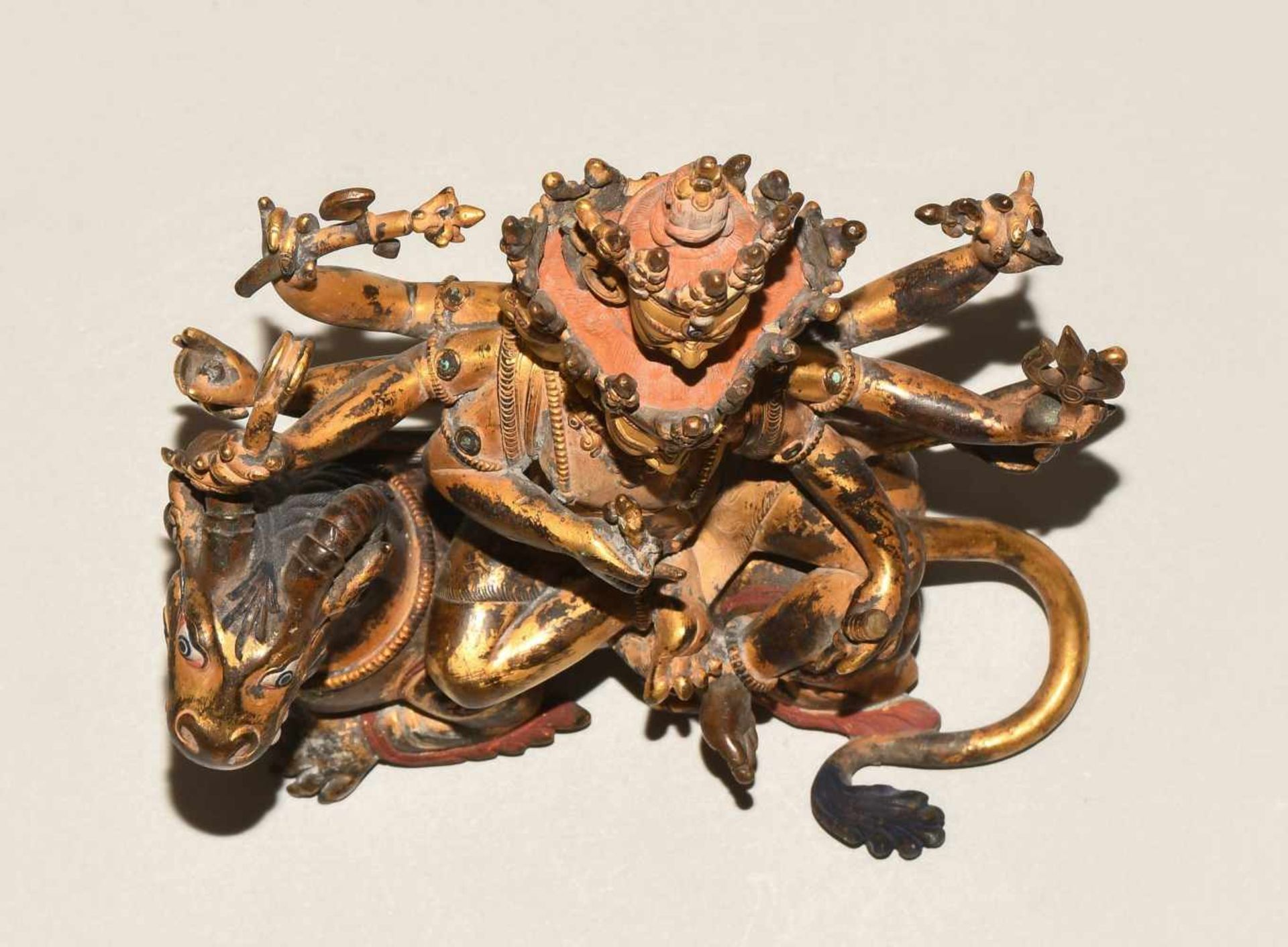 Figur des VajrabhairavaTibet. Bronze, feuervergoldet. Gesichter und Haar kaltbemalt. Zweiteilig. - Bild 6 aus 9