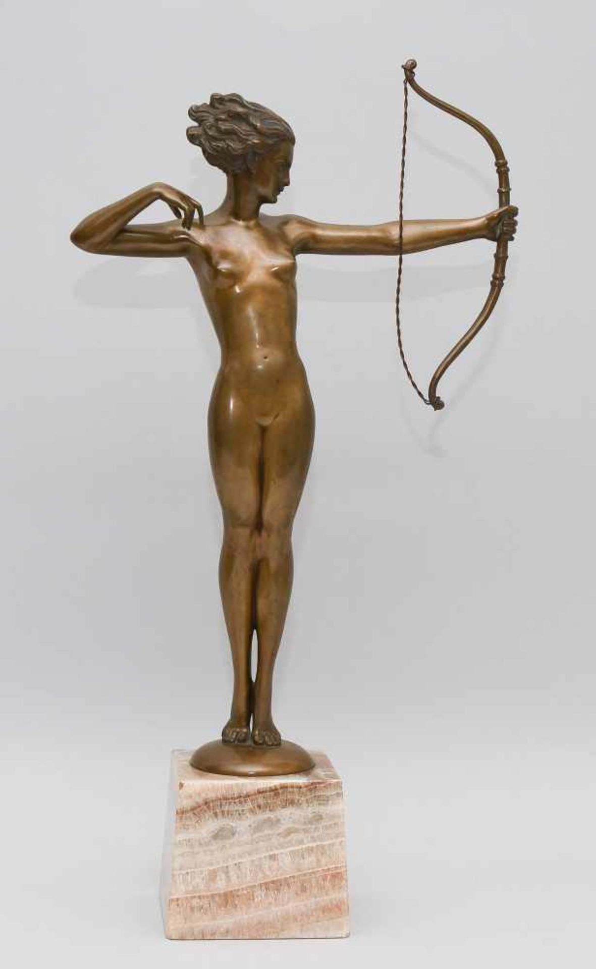 Josef Lorenzl(Wien 1892–1950)Diana. Bronze, patiniert. Auf Bronze bezeichnet: Lorenzl. H 43 cm; - Bild 3 aus 9