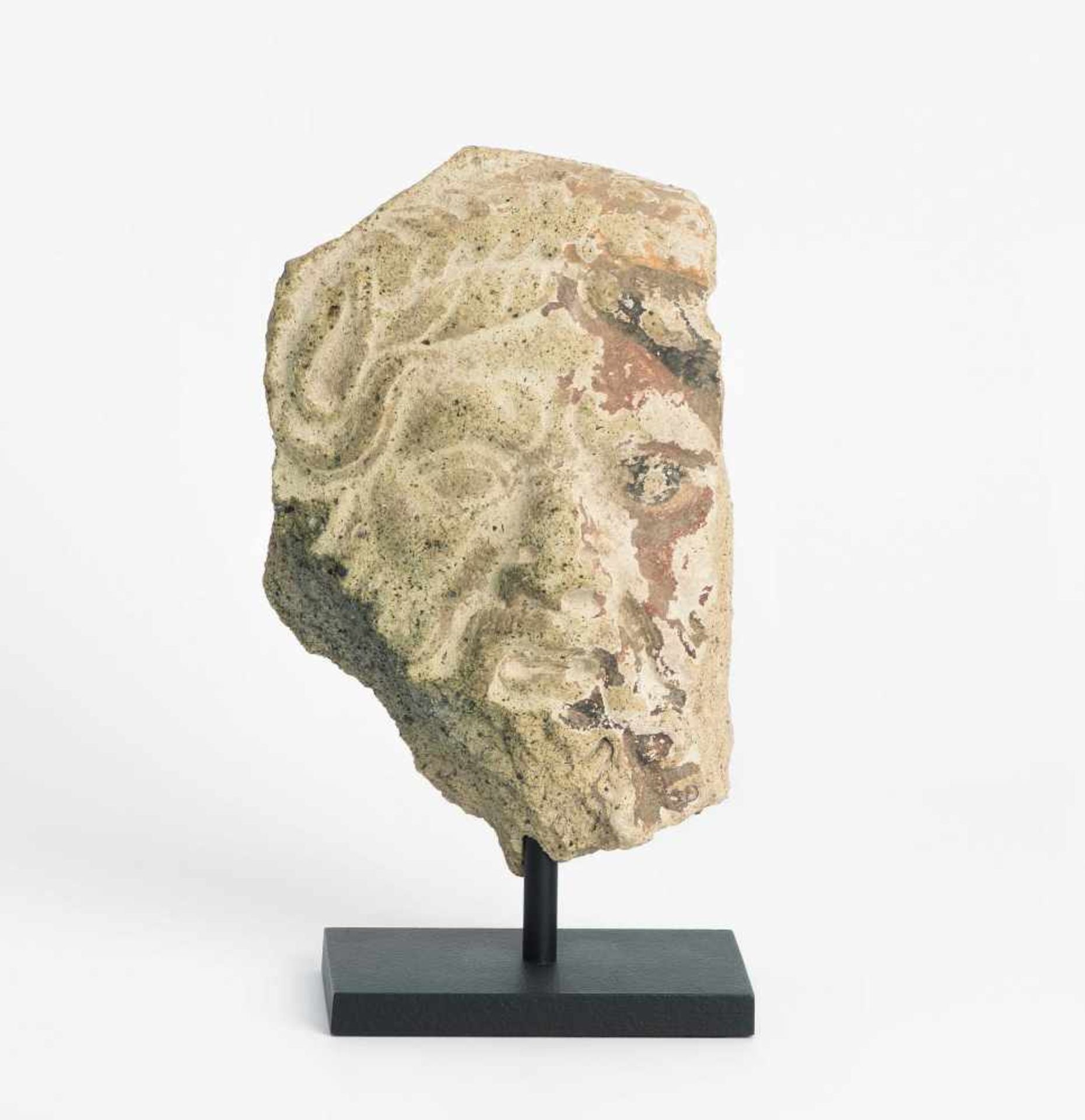 Antefix-FragmentEtruskisch, 4.Jh. v.C. Hellbrauner Ton mit Glimmer und Resten von Bemalung. Fragment