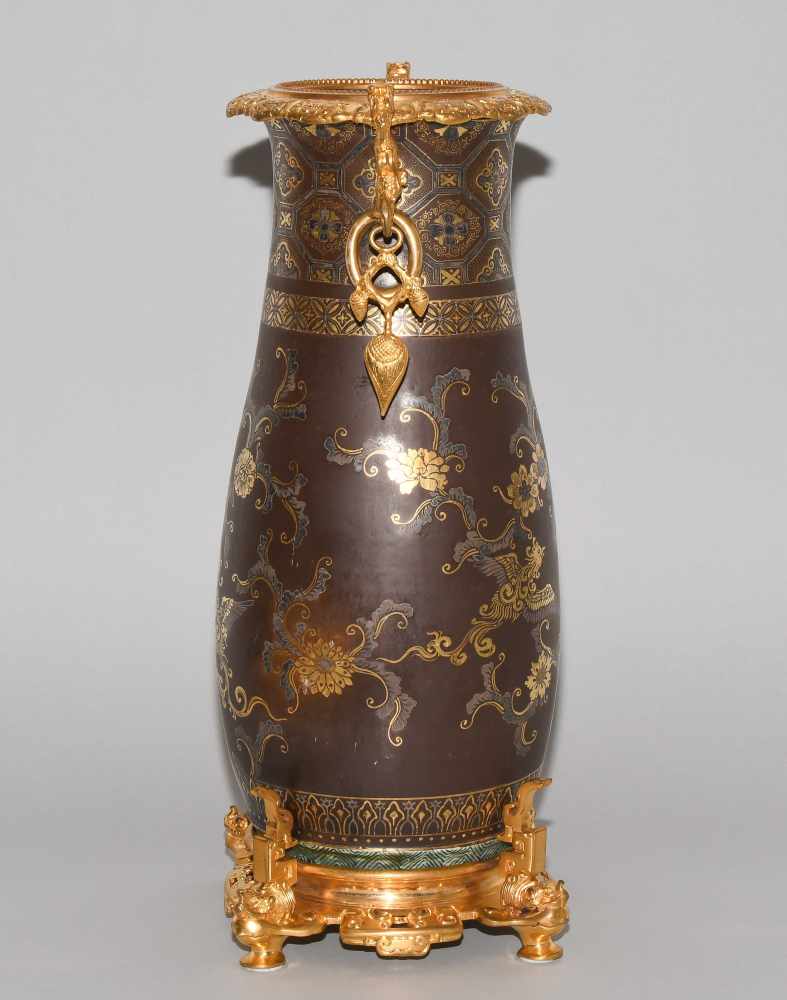 PrunkvaseJapan, um 1900. Kutani. Bronze-imitierender floraler 'Kinrande'-Dekor mit Phönixen. - Image 15 of 20