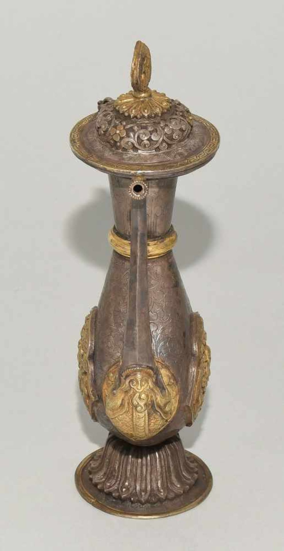 RitualkännchenTibet, 19.Jh. Silber, mit vergoldeten Partien. Birnenförmiger Körper auf Lotosfuss, - Bild 6 aus 11