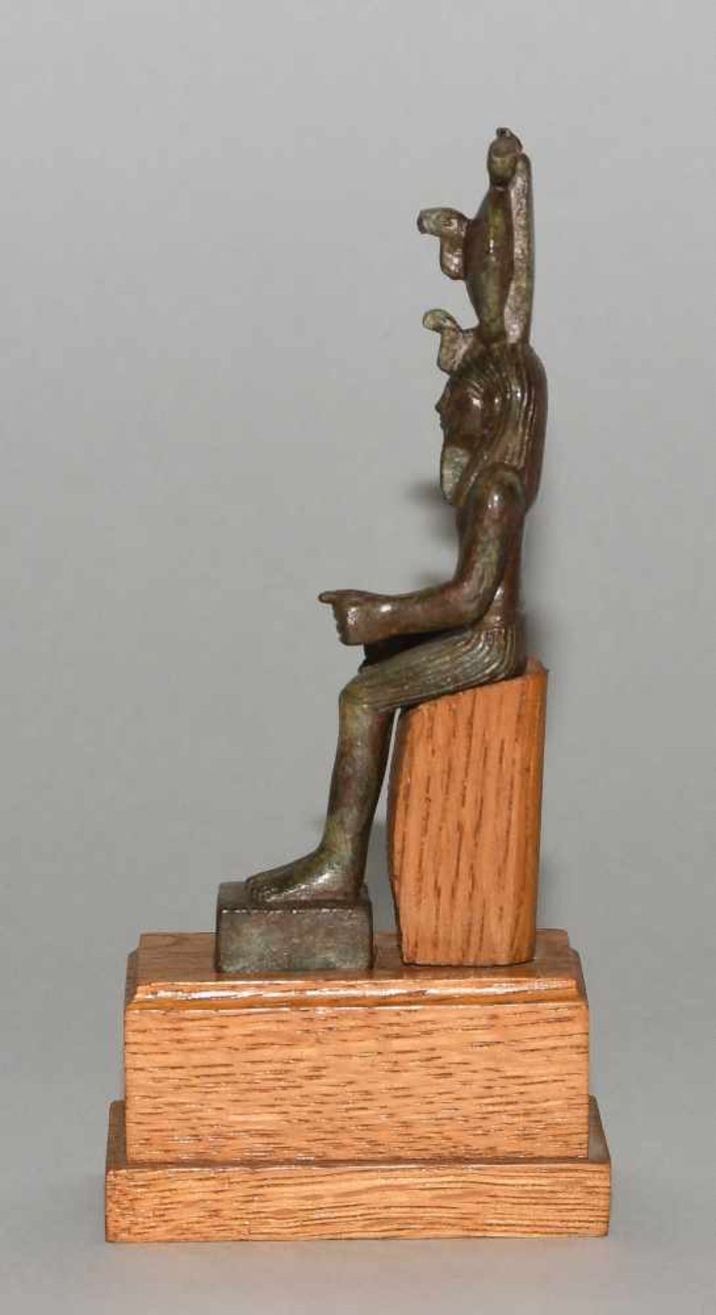 Sitzender Khonsu mit MondscheibeAegypten, Spätzeit, 664–332 B.C. Bronzevollguss. Feine Darstellung - Bild 3 aus 8