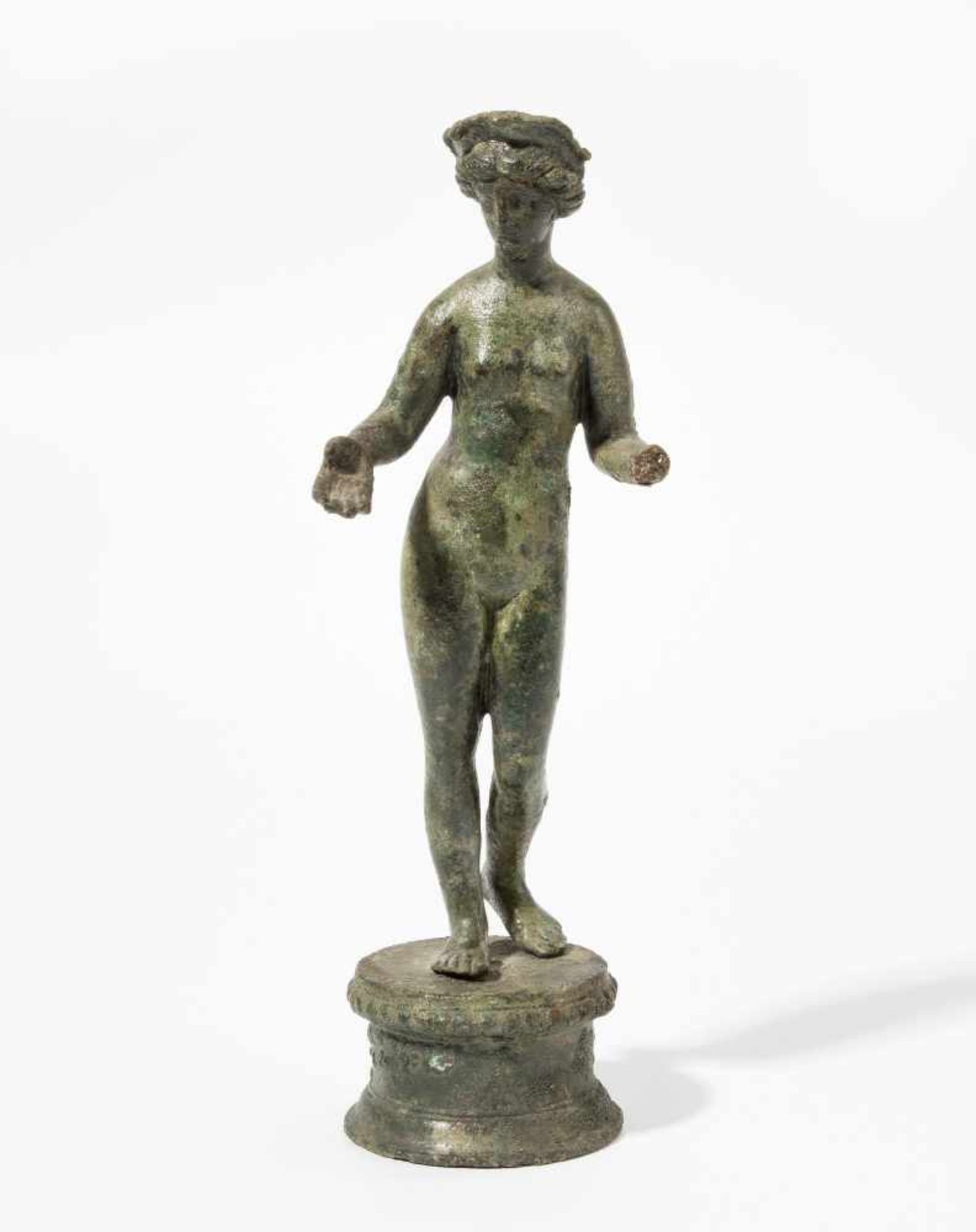 Statuette der VenusRömisch, 1.–2.Jh. n.C. Bronzevollguss. In leichtem Kontrapost stehende Venus