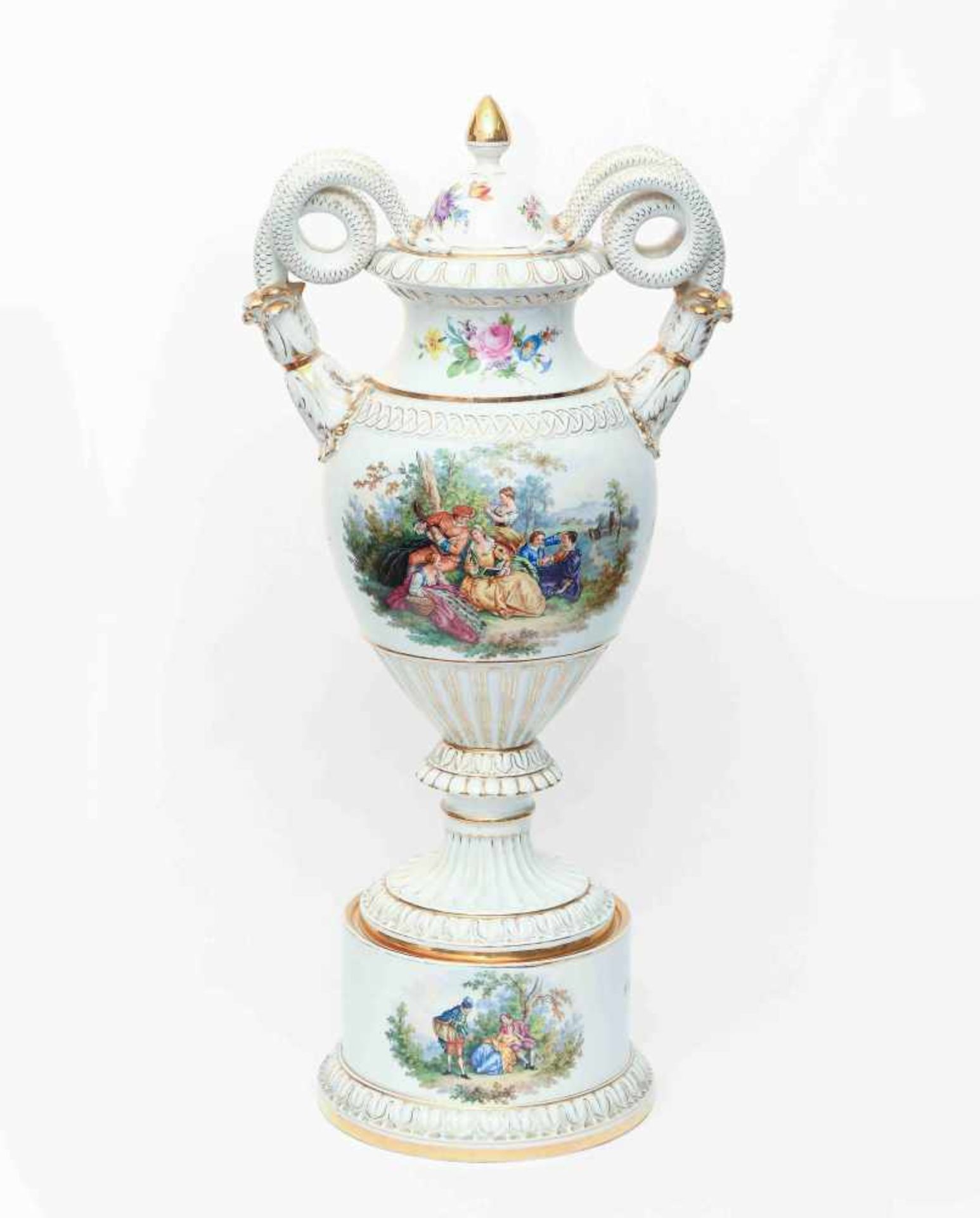 Teichert MeissenUm 1900. Grosse Schlangenhenkelvase. Porzellan, Reliefdekor, Watteauszenen und